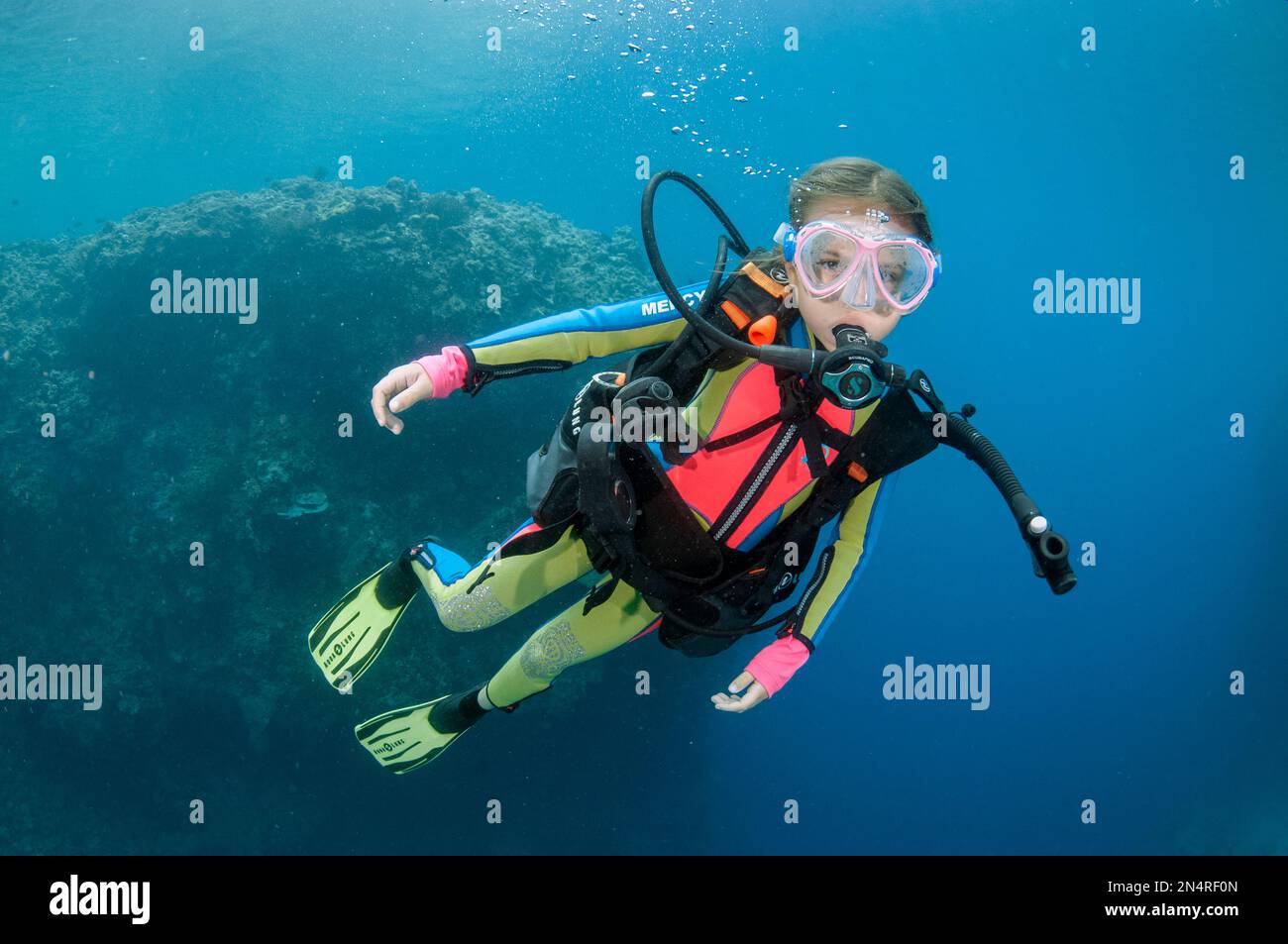 Fille de 9 ans plongée, après 2 site de plongée, île de Menjangan, Bueleng, Bali, Indonésie Banque D'Images
