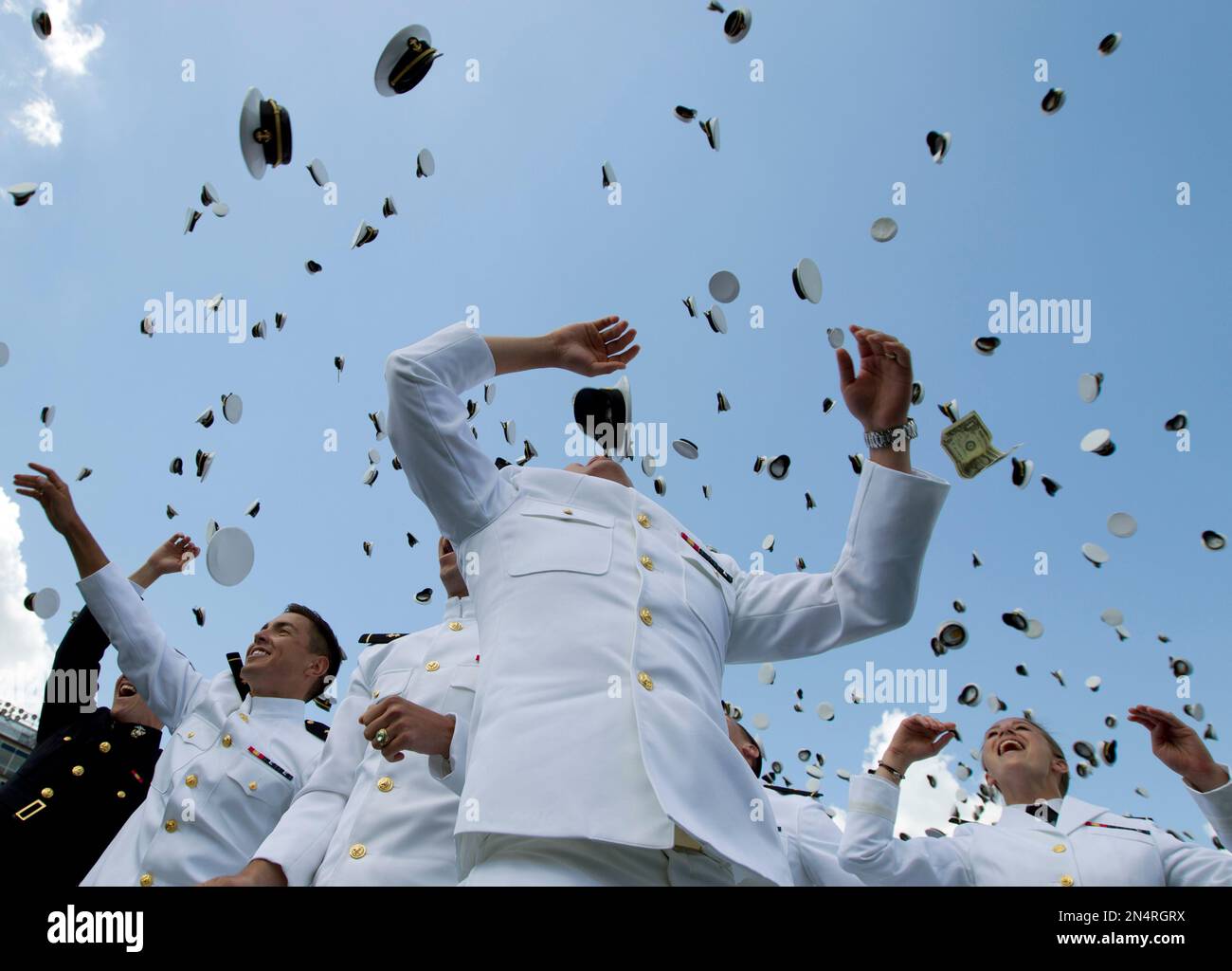 Graduating U.S. Naval Academy Midshipmen throw their hats into the air during the United States Naval Academy 2014 Class graduation and commissioning ceremonies at Navy-Marine Corps Stadium in Annapolis, Md., Friday May 23, 2014. (AP Photo/Jose Luis Magana) Banque D'Images