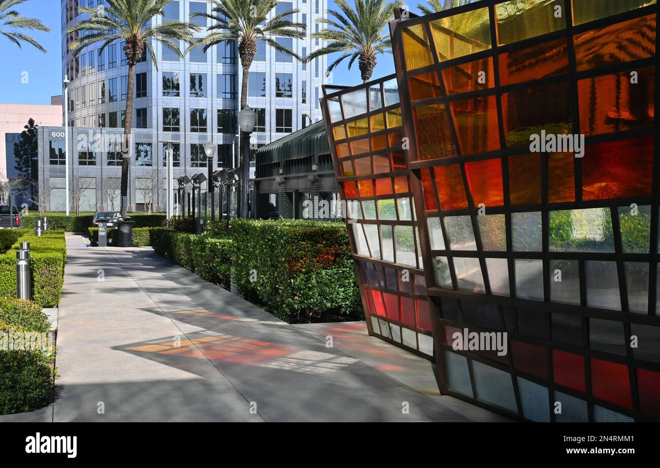 COSTA MESA, CALIFORNIE - 28 JANVIER 2023 : panneaux colorés dans le Pacific Art Plaza, un espace intérieur extérieur de travail et d'événement avec centre de fitness, tour haute b Banque D'Images