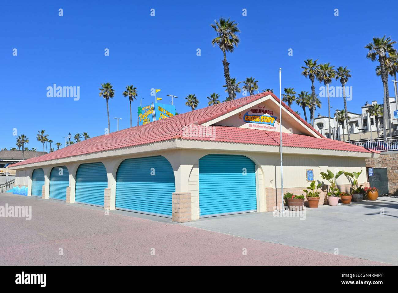 HUNTINGTON BEACH, CALIFORNIE - 7 FÉVR. 2023: Dwigts, concession Stand sur la promenade près de la jetée de Huntington Beach. Banque D'Images