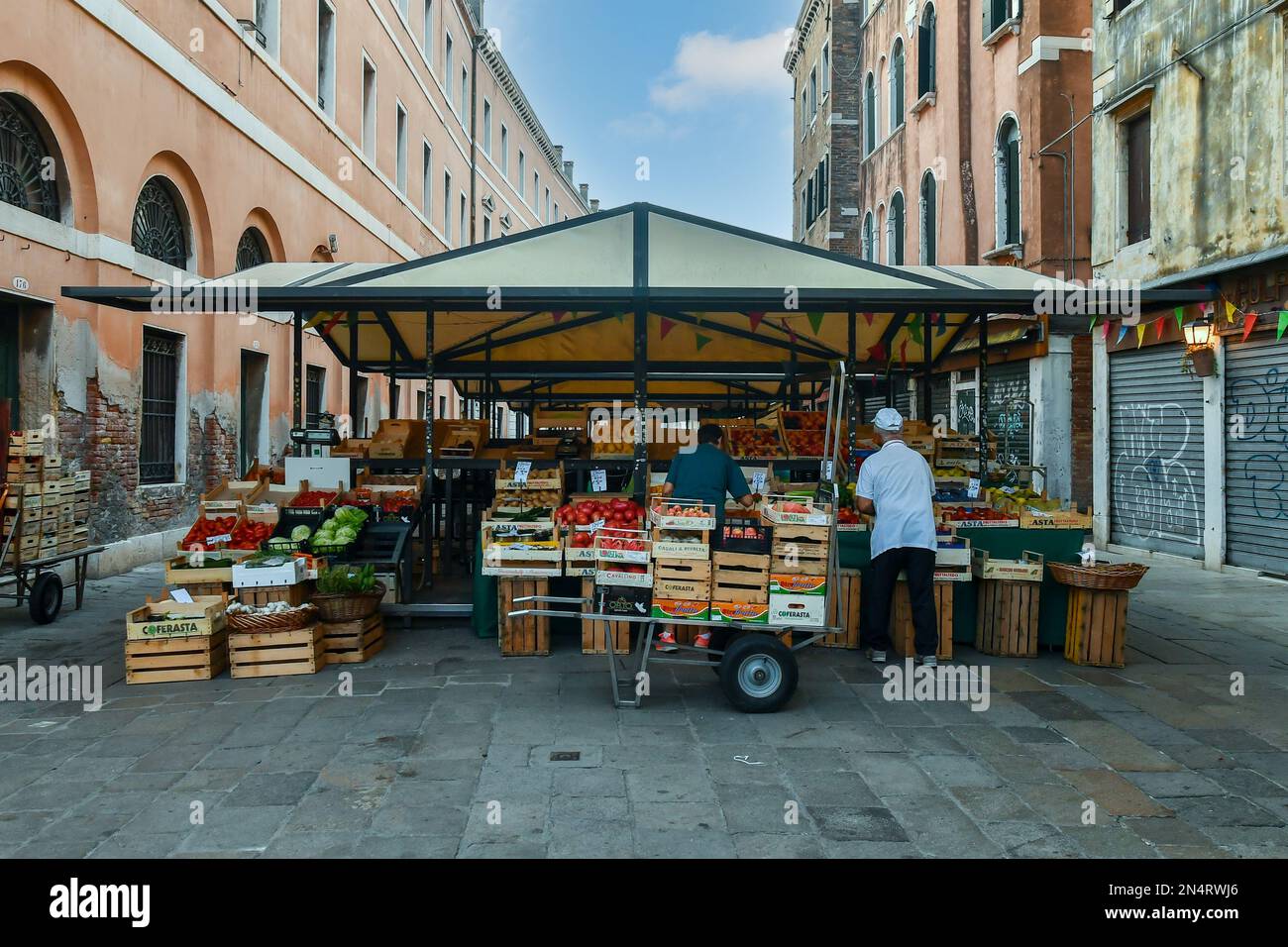 Fruits et légumes stall au marché du Rialto dans la sestière de San Polo tôt dans la matinée, Venise, Vénétie, Italie Banque D'Images
