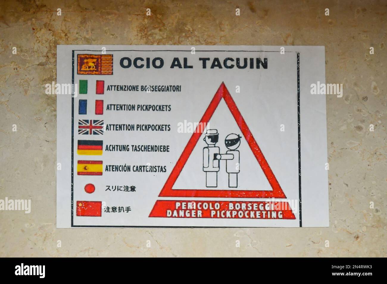 Signe multilingue avertissant de la présence de voleurs et de pickpockets dans le centre historique de Venise, Vérone, Italie Banque D'Images