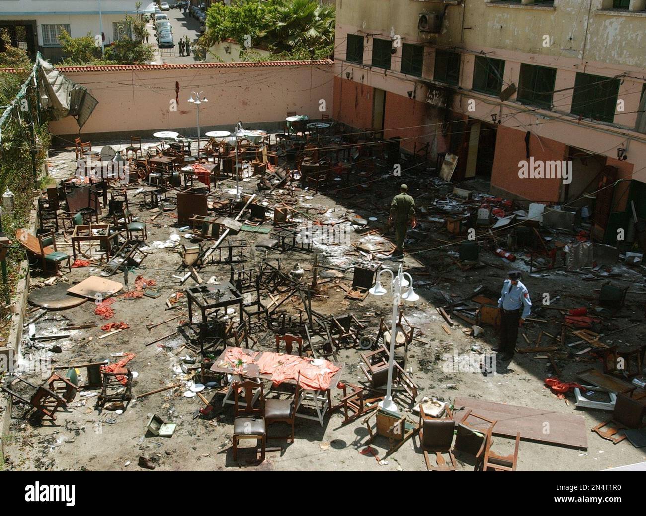 FILE - This May 17, 2003 file photo shows the wreckage of the terrace of the Casa de Espana restaurant in Casablanca, Morocco, after a series of blasts in the Moroccan capital. The film, "Horses of God," tells the story of 12 young men from the Sidi Moumen slum blew themselves up in a series of blasts in Morocco. (AP Photo/Denis Doyle, File) Banque D'Images