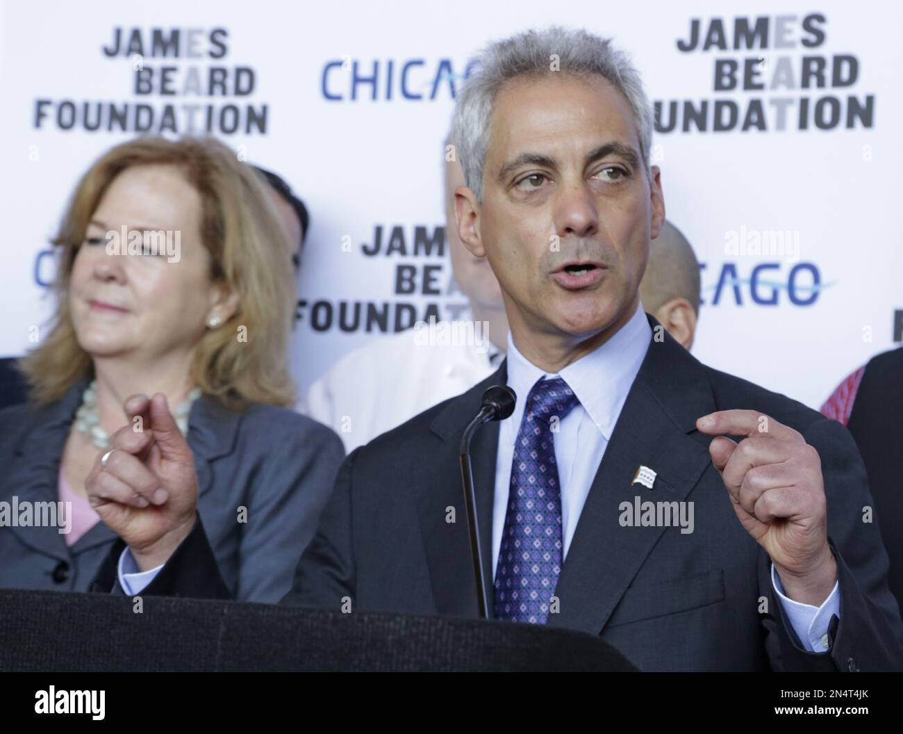 Susan Ungaro, President of the James Beard Foundation, left, listens as Chicago Mayor Rahm Emanuel, speaks at a news conference Tuesday, May 20, 2014, in Chicago. The pair announced that the James Beard Foundation awards ceremony is moving from New York to the Windy City next year. The foundation honors the nation's best chefs, restaurants and food media. (AP Photo/M. Spencer Green) Banque D'Images