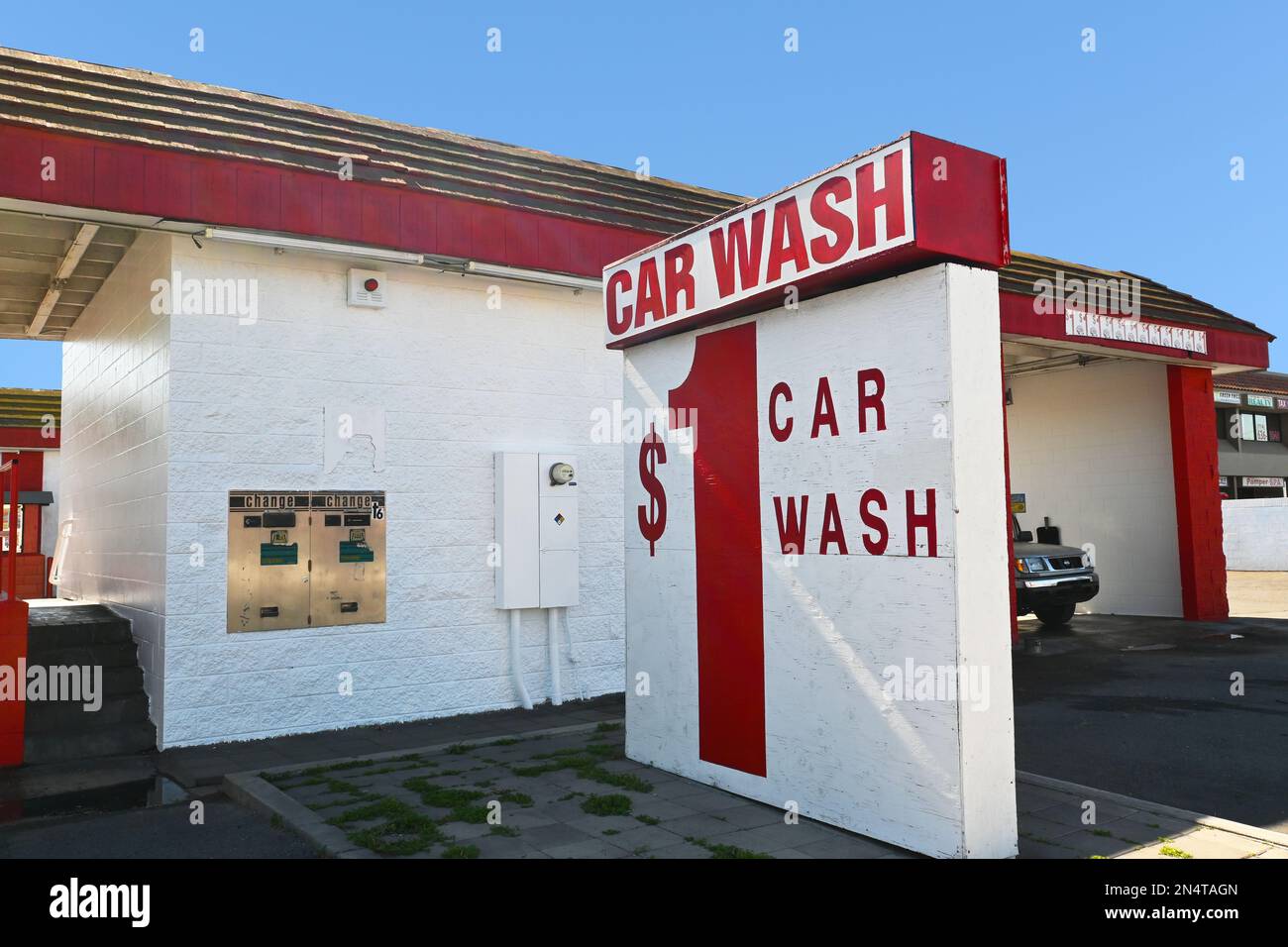 GARDEN GROVE, CALIFORNIE - 8 FÉVR. 2023: $1 coin-op car Wash on Garden Grove Boulevard. Banque D'Images