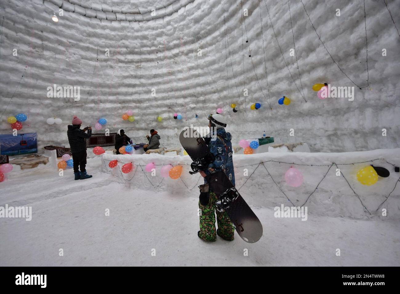 Les touristes visitent le café Igloo dans la station de ski Gulmarg, le Cachemire administré par l'Inde le 08 février 2023.un café igloo, qui était le plus grand au monde, a été installé dans la célèbre station de ski de Gulmarg à Jammu-et-Cachemire. Avec une hauteur de 112 mètres (40 pieds) et un diamètre de 12,8 mètres (42 pieds), créateur de l'igloo, a déclaré qu'il était le plus grand café du genre au monde. Il a fallu 20 jours pour l'achever avec 25 personnes travaillant jour et nuit, a-t-il dit, ajoutant qu'il a fallu 1 700 jours-homme pour terminer le projet. (Photo de Mubashir Hassan/Pacific Press) Banque D'Images