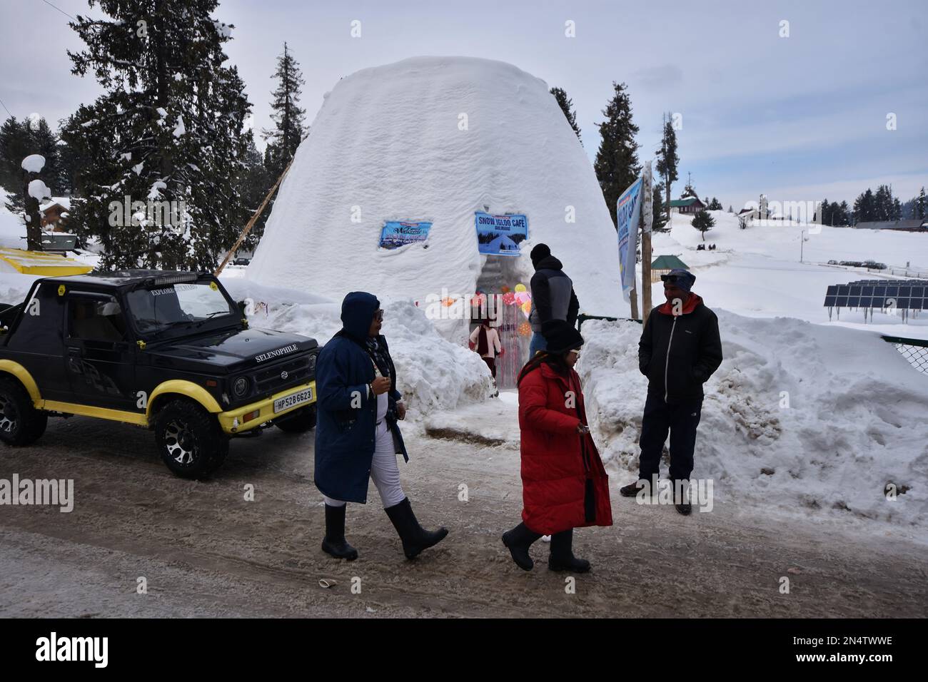 Les touristes visitent le café Igloo dans la station de ski Gulmarg, le Cachemire administré par l'Inde le 08 février 2023.un café igloo, qui était le plus grand au monde, a été installé dans la célèbre station de ski de Gulmarg à Jammu-et-Cachemire. Avec une hauteur de 112 mètres (40 pieds) et un diamètre de 12,8 mètres (42 pieds), créateur de l'igloo, a déclaré qu'il était le plus grand café du genre au monde. Il a fallu 20 jours pour l'achever avec 25 personnes travaillant jour et nuit, a-t-il dit, ajoutant qu'il a fallu 1 700 jours-homme pour terminer le projet. (Photo de Mubashir Hassan/Pacific Press) Banque D'Images