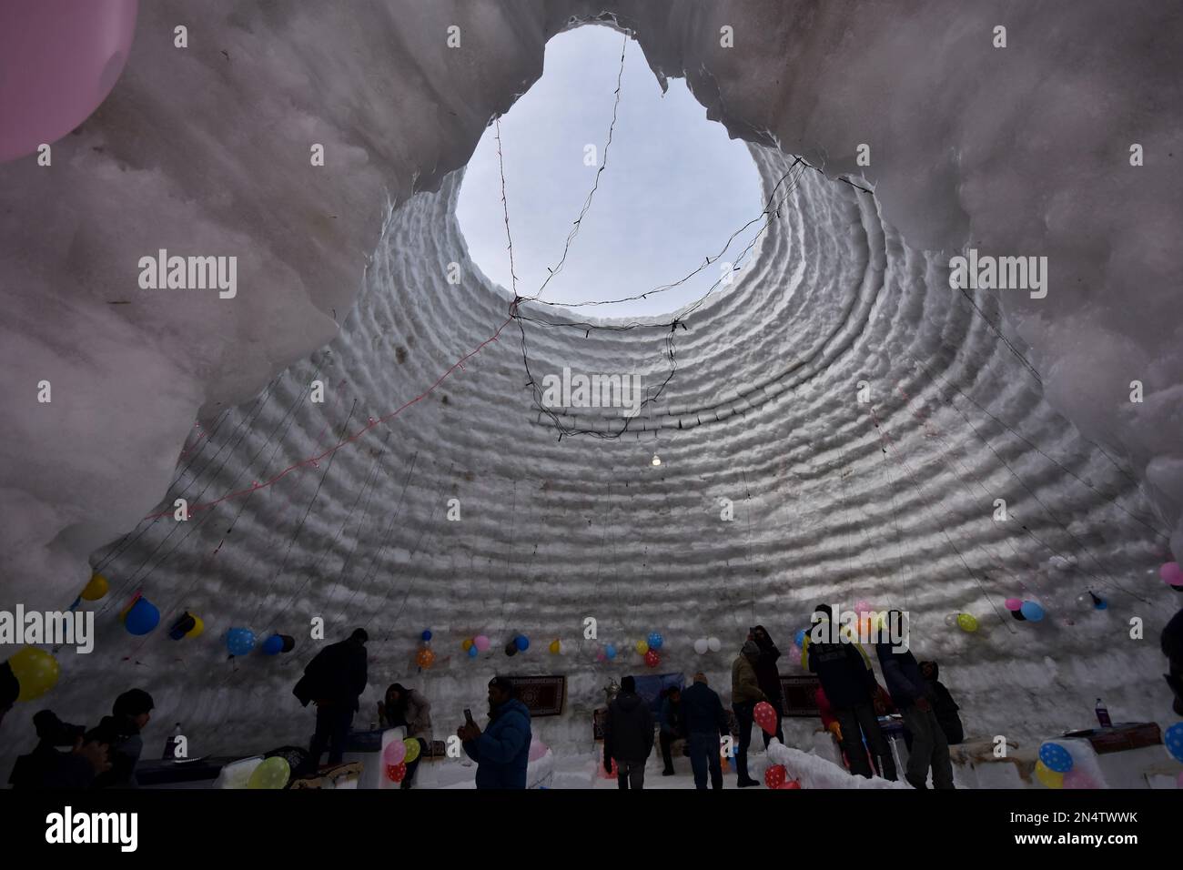 Vue sur la glace Igloo café dans la station de ski Gulmarg, administration indienne du Cachemire le 08 février 2023.un igloo café, qui a été déclaré le plus grand du monde, a été installé dans la célèbre station de ski de Gulmarg à Jammu-et-Cachemire. Avec une hauteur de 112 mètres (40 pieds) et un diamètre de 12,8 mètres (42 pieds), créateur de l'igloo, a déclaré qu'il était le plus grand café du genre au monde. Il a fallu 20 jours pour l'achever avec 25 personnes travaillant jour et nuit, a-t-il dit, ajoutant qu'il a fallu 1 700 jours-homme pour terminer le projet. (Photo de Mubashir Hassan/Pacific Press) Banque D'Images