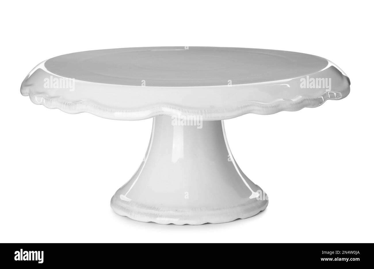 Présentoir à desserts en céramique propre isolé sur blanc Banque D'Images