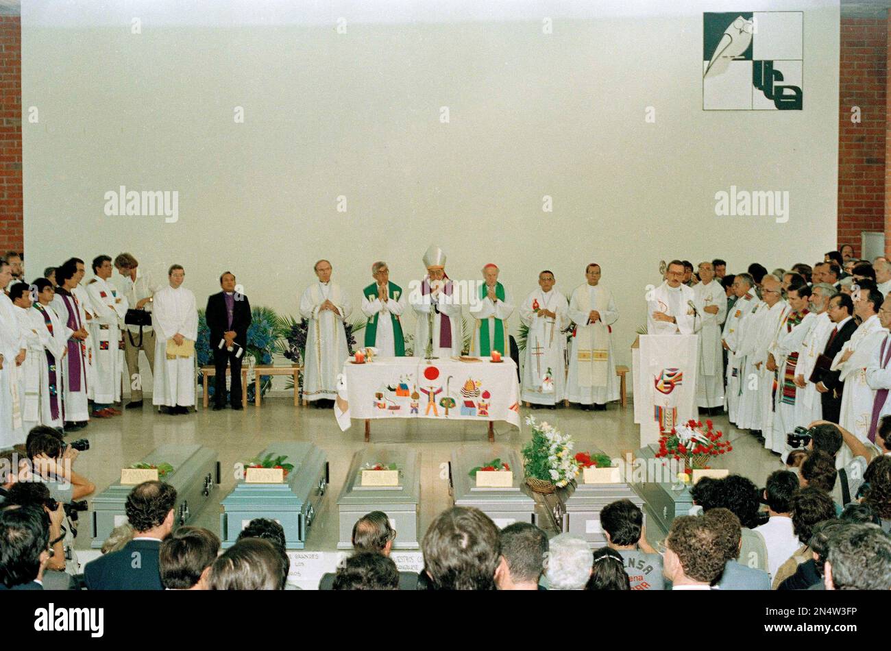 The archbishop of San Salvador, Mons. Arturo Rivera Damas, center, begins funeral services for six slain Jesuit priests, in San Salvador, El Salvador, Nov. 19, 1989. The priests and two women they employed were murdered by a squad of assassins. More than 800 people have died in the nine consecutive days of a FMLN rebel offensive. (AP Photo/Alex Renderos) Banque D'Images