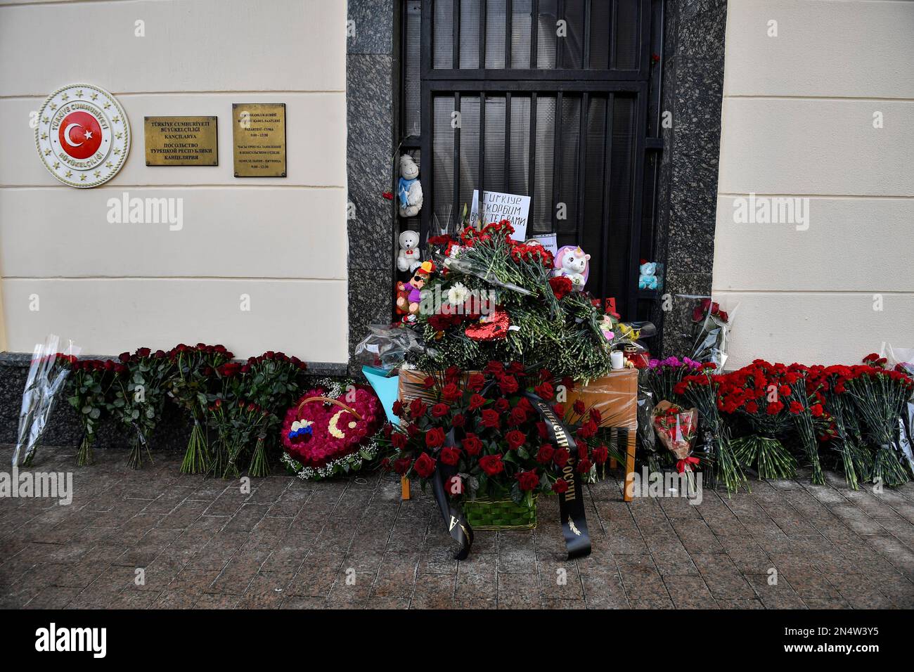 Moscou, Russie. 8th févr. 2023. Des fleurs commémorant les victimes des récents tremblements de terre à T¨¹rkiye sont présentées à l'ambassade de Turquie à Moscou, en Russie, le 8 février 2023. Credit: Alexander Zemlianichenko Jr/Xinhua/Alay Live News Banque D'Images