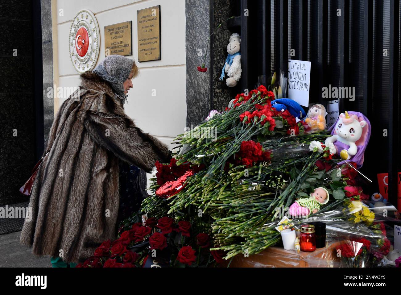 Moscou, Russie. 8th févr. 2023. Une femme offre des fleurs en commémoration des victimes des récents tremblements de terre à T¨¹rkiye à l'ambassade de Turquie à Moscou, en Russie, le 8 février 2023. Credit: Alexander Zemlianichenko Jr/Xinhua/Alay Live News Banque D'Images