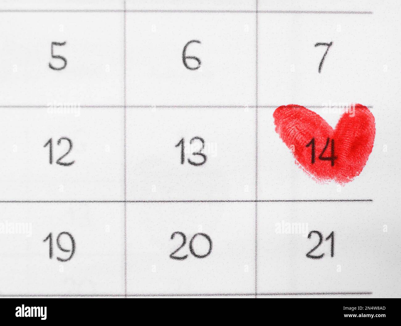 La Saint-Valentin est marquée d'empreintes digitales rouges sur la feuille de calendrier, vue du dessus Banque D'Images