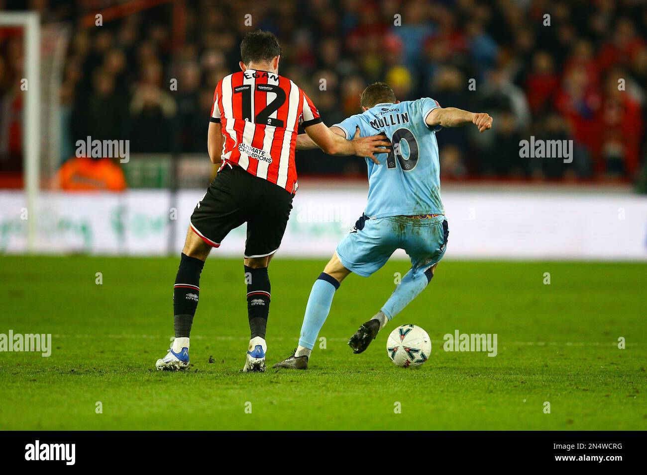 Bramall Lane, Sheffield, Angleterre - 7th février 2023 Paul Mullin (10) de Wrexham tente de s'éloigner de John Egan (12) de Sheffield United - pendant le match Sheffield United v Wrexham, Emirates FA Cup, 2022/23, Bramall Lane, Sheffield, Angleterre - 7th février 2023 crédit : Arthur Haigh/WhiteRosePhotos/Alay Live News Banque D'Images