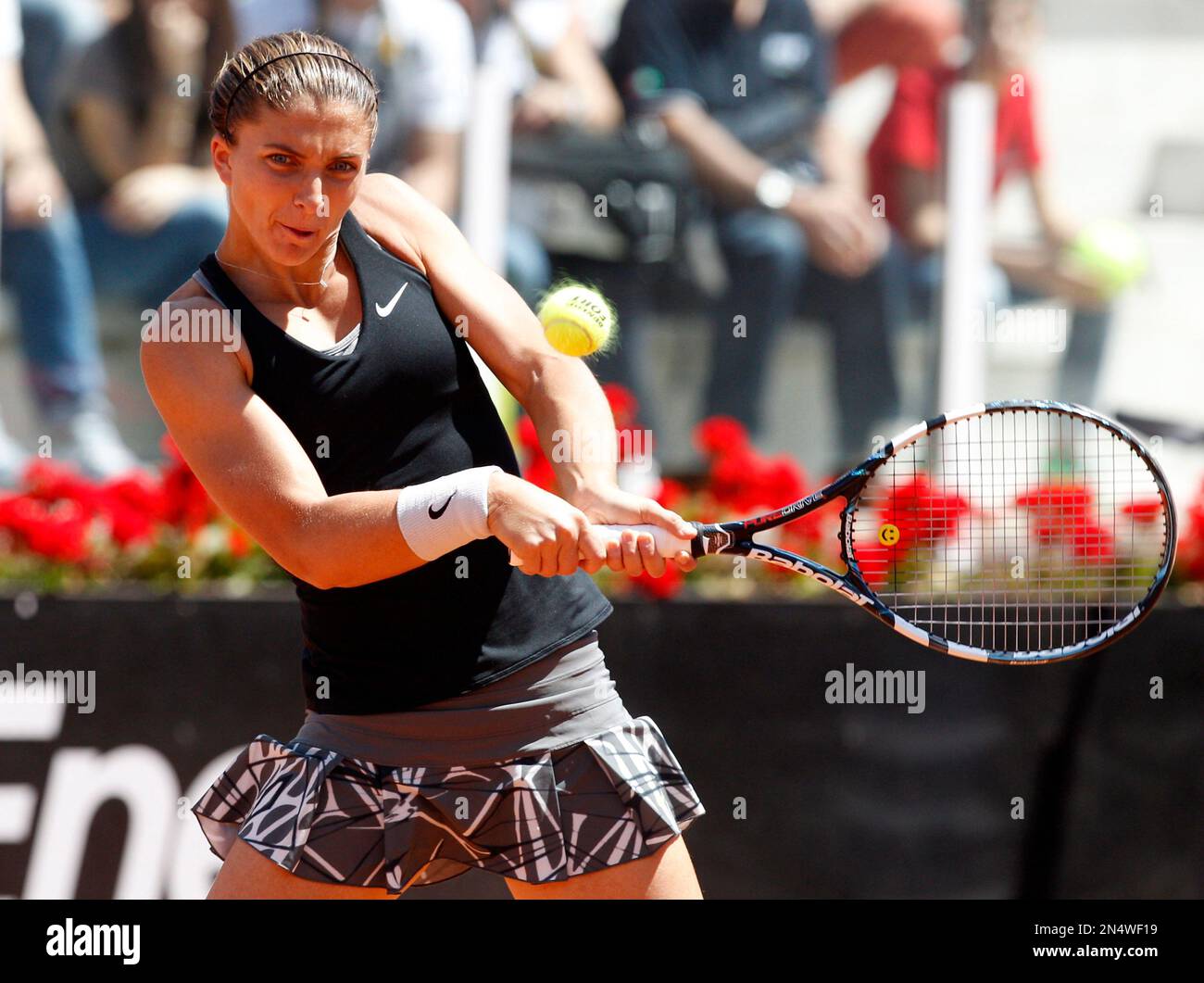 Italy's Sara Errani returns the ball to Russia's Ekaterina Makarova at the Italian open tennis tournament in Rome, Wednesday, May 14, 2014. (AP Photo/Riccardo De Luca) Banque D'Images