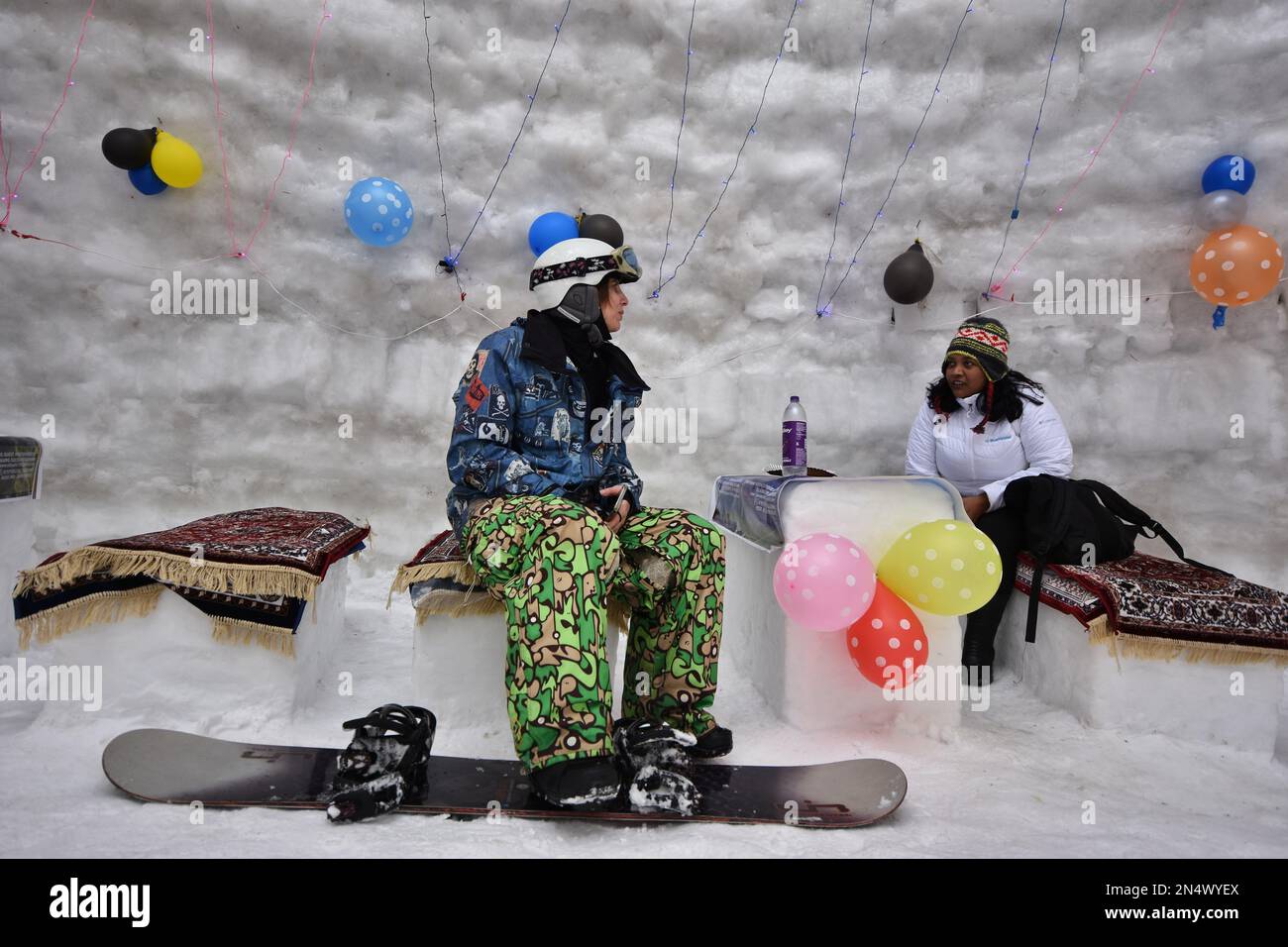 8 février 2023, Srinagar, Jammu-et-Cachemire, Inde: Visiteurs vus au café. Un café igloo, qui était le plus grand du monde, est arrivé à la célèbre station de ski de Gulmarg à Jammu-et-Cachemire. Avec une hauteur de 112 mètres (40 pieds) et un diamètre de 12,8 mètres (42 pieds), créateur de l'igloo, a déclaré qu'il était le plus grand café du genre au monde. Il a fallu 20 jours pour l'achever avec 25 personnes travaillant jour et nuit, a-t-il dit, ajoutant qu'il a fallu 1 700 jours-homme pour terminer le projet. (Credit image: © Mubashir Hassan/Pacific Press via ZUMA Press Wire) USAGE ÉDITORIAL SEULEMENT! Non commercial Banque D'Images