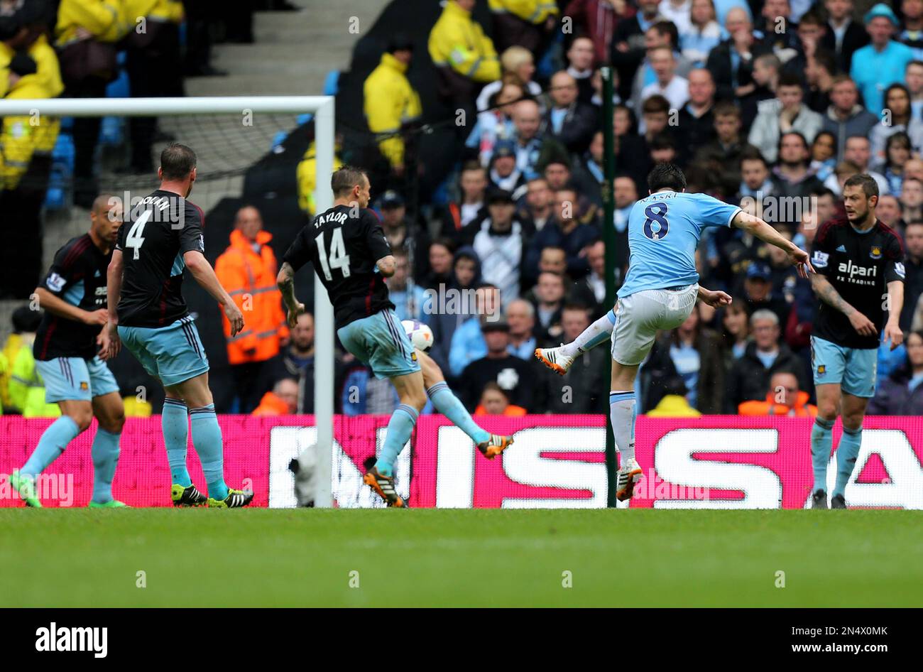 Manchester City's Samir Nasri, second right, scores his side's first goal during the English Premier League soccer match between Manchester City and West Ham at the Etihad Stadium in Manchester, England, Sunday May 11, 2014. (AP Photo/Jon Super) Banque D'Images