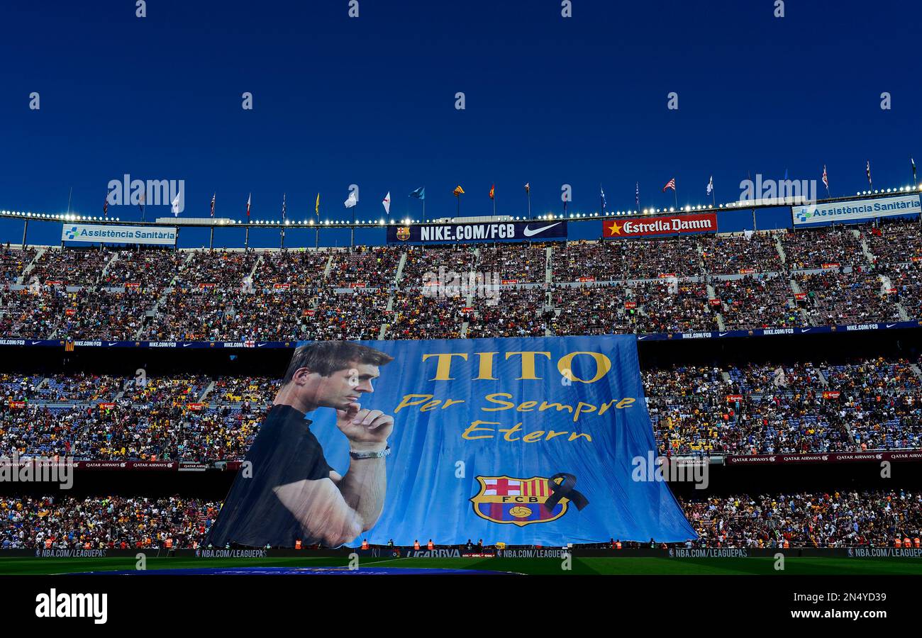 A banner is displayed reading in Catalan: "Tito forever eternal" in honor for late former FC Barcelona's coach Tito Vilanova prior to the Spanish La Liga soccer match between FC Barcelona and Getafe at the Camp Nou stadium in Barcelona, Spain, Saturday, May 3, 2014. FC Barcelona announced on their web page Friday April 25, 2014, that Vilanova had died following a long battle with throat cancer. He was 45. (AP Photo/Manu Fernandez) Banque D'Images