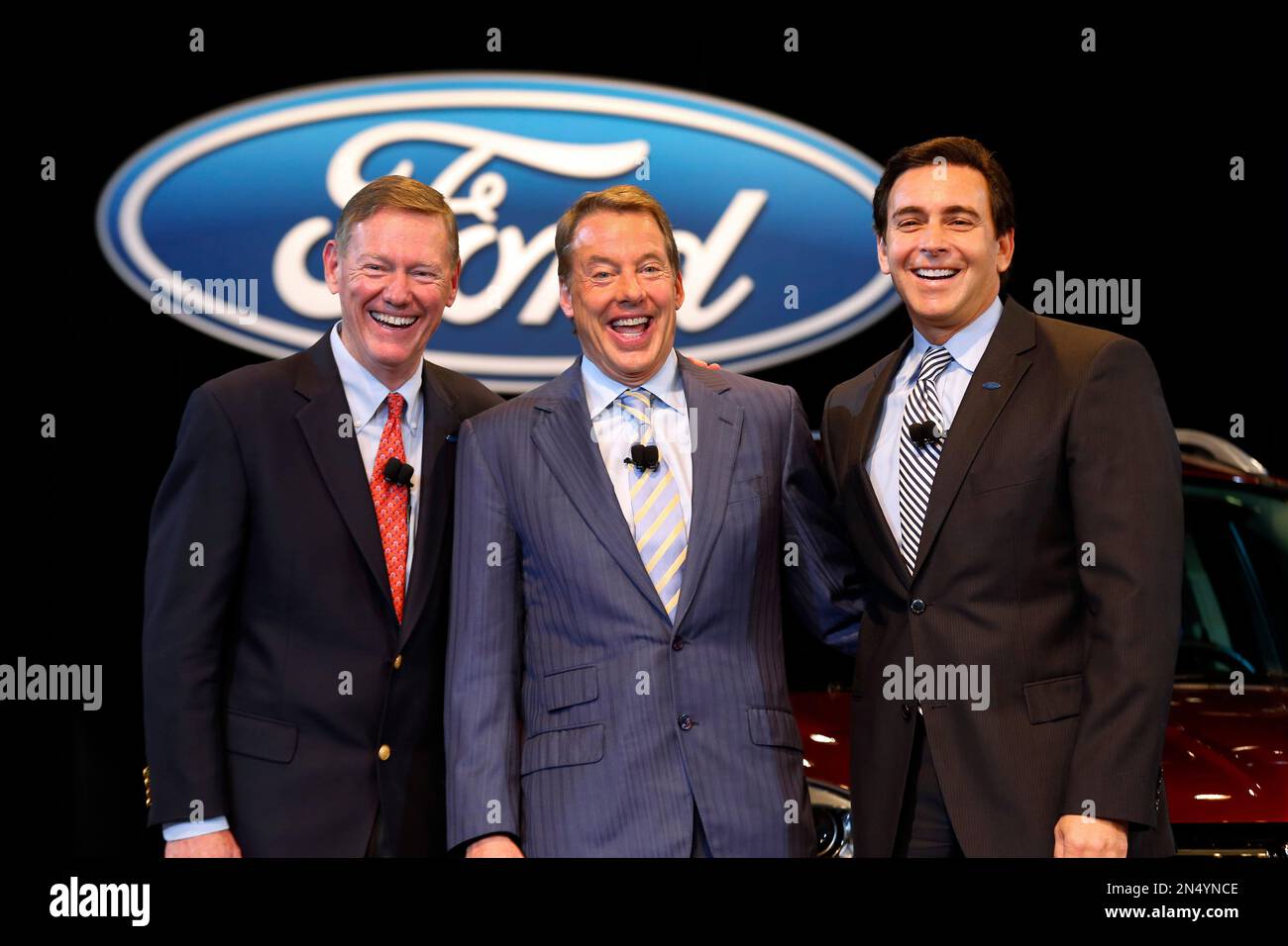 Ford Motor Company President and CEO Alan Mulally, from left, Executive Chairman Bill Ford Jr., and Chief Operating Officer Mark Fields pose after a news conference in Dearborn, Mich., Thursday, May 1, 2014. Ford announced CEO Alan Mulally will retire July 1 and be replaced by Fields. (AP Photo/Paul Sancya) Banque D'Images