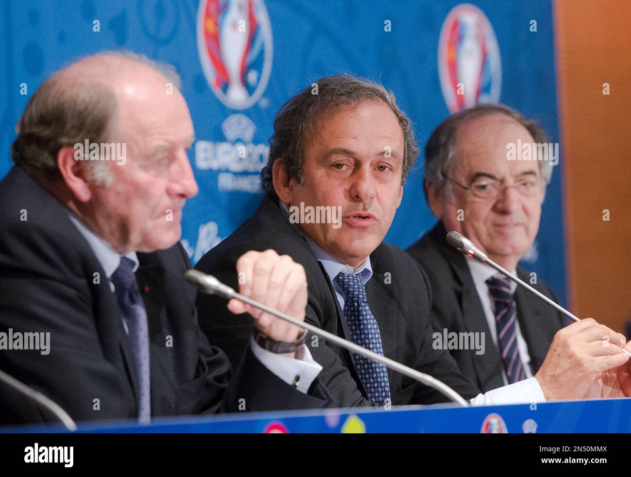 French President of the Euro 2016 organizing committee Jacques Lambert, left, UEFA president Michel Platini, center, and President of the French soccer Federation Noel Le Graet attend a press conference for the presentation of the 2016 European Football Championship in Paris, Friday April 25, 2014. The Euro 2016 championship will run from June 10 to July 10, 2016. (AP Photo/Jacques Brinon) Banque D'Images