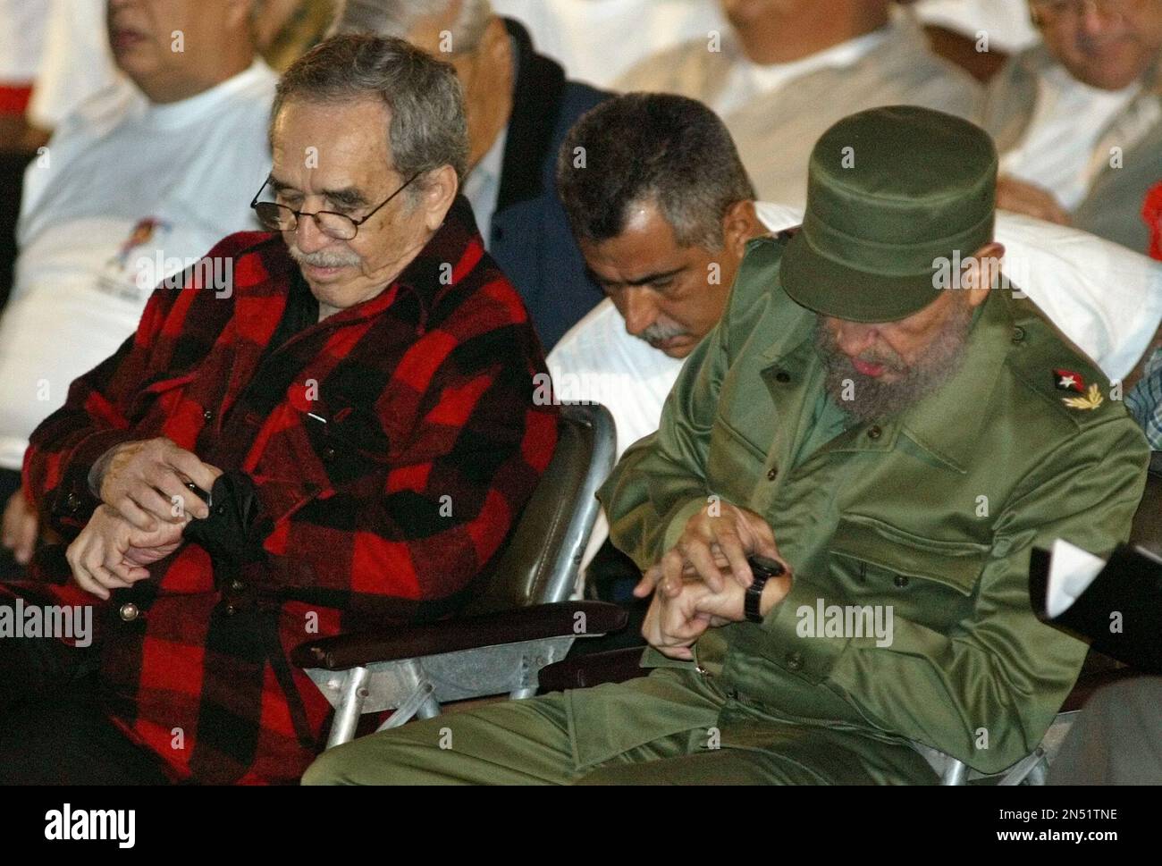 FILE - In this Nov. 26, 2002 file photo, Cuba's leader Fidel Castro, right, and Colombian Nobel laureate Gabriel Garcia Marquez check their watches during the inauguration of the first Cuban National Olympic games at Revolution Square in Havana, Cuba. Marquez died Thursday April 17, 2014 at his home in Mexico City.(AP Photo/Jose Goitia, File) Banque D'Images