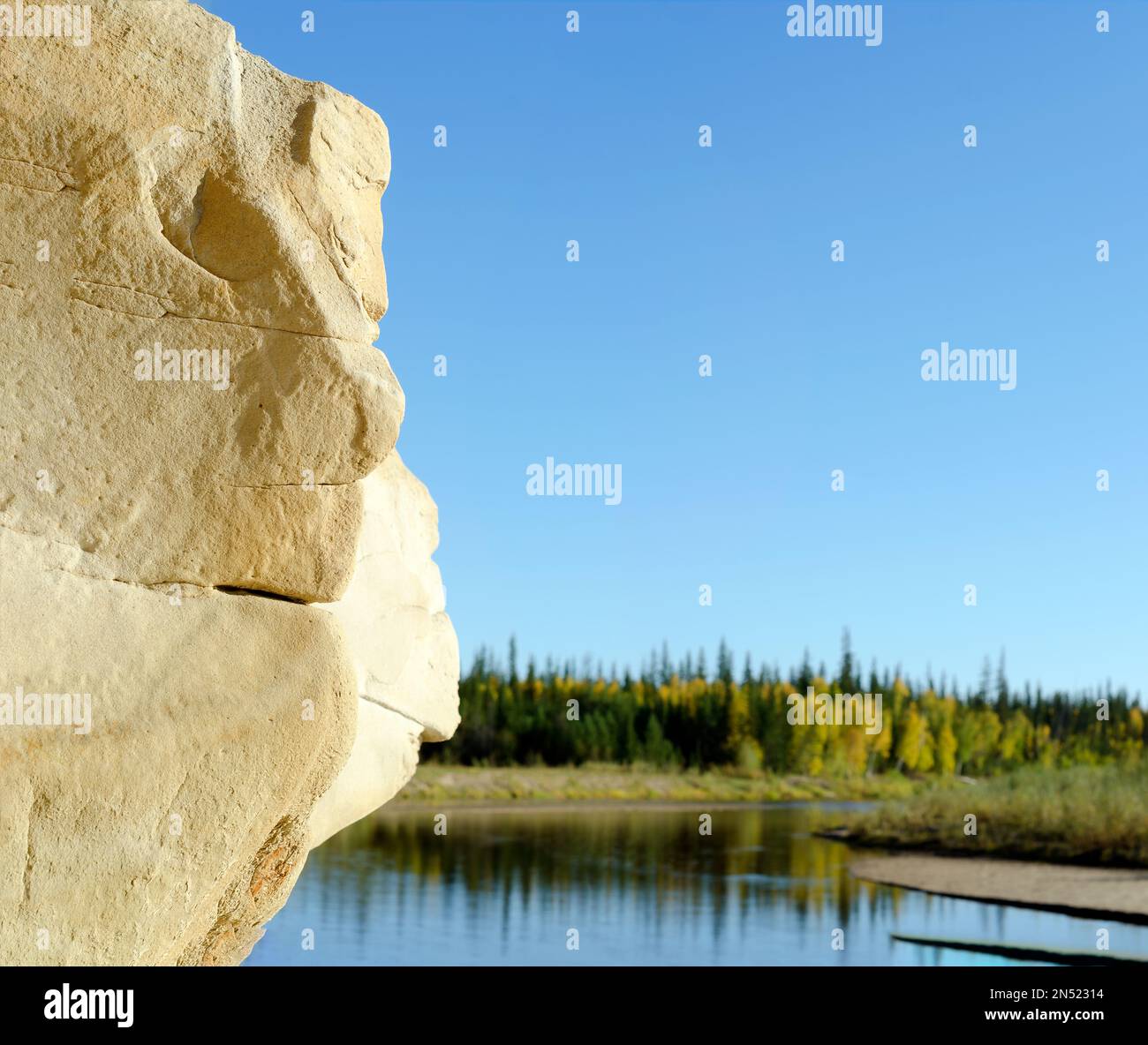 Érosion en argile forme de relief sous forme de têtes de Golem - un visage humain sur la montagne sur le fond de la toundra et de la rivière du Nord tu Banque D'Images