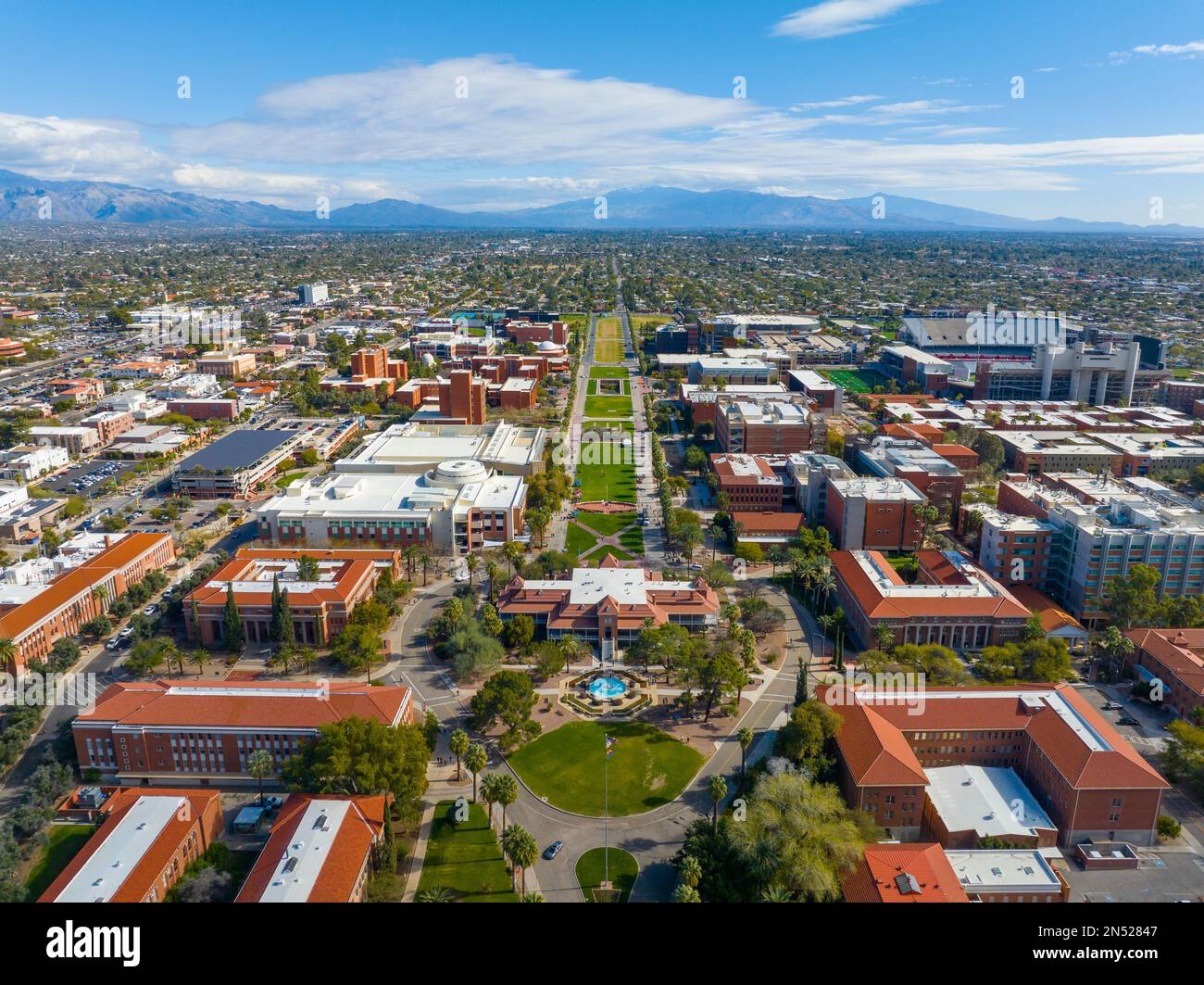 Vue aérienne du campus principal de l'université d'Arizona, incluant University Mall et Old main Building dans la ville de Tucson, Arizona, États-Unis. Banque D'Images