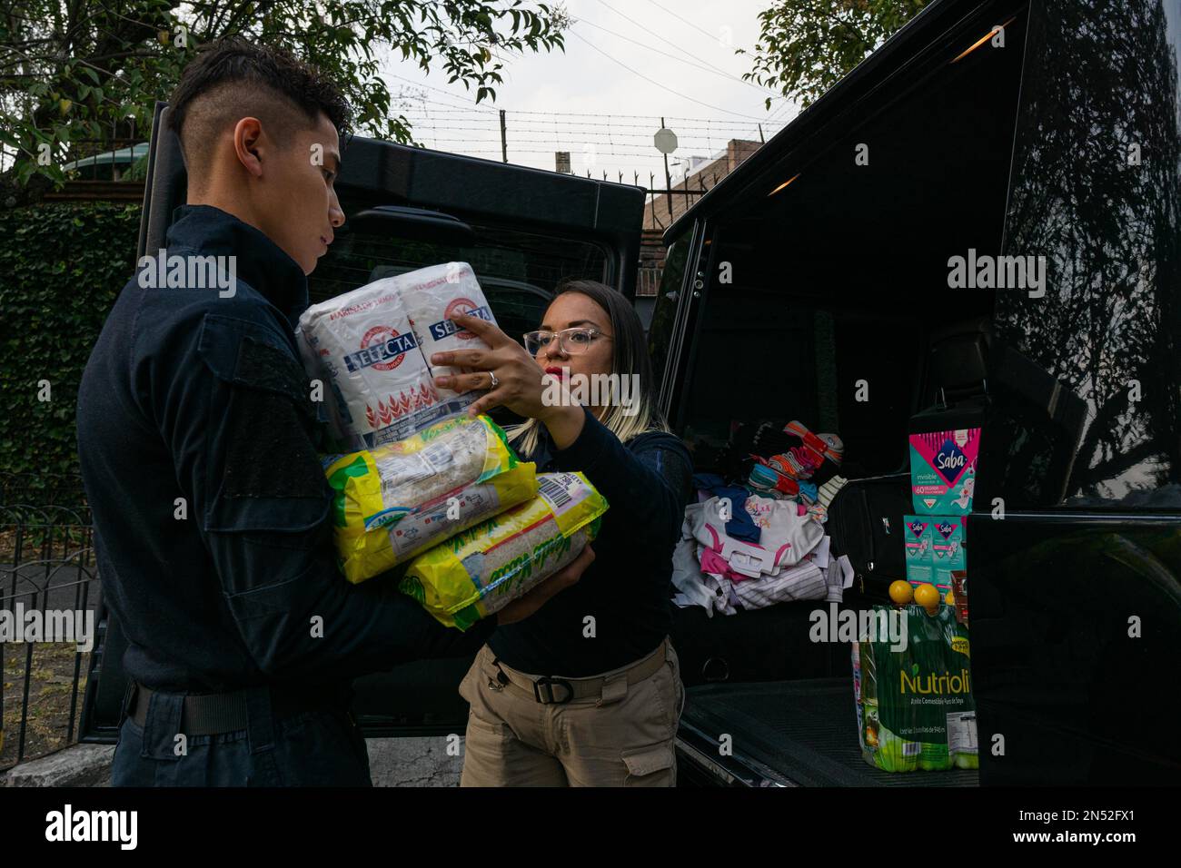 Non exclusif: 8 février 2023, Mexico, Mexique: Cet après-midi, des centaines de personnes ont assisté à l'Ambassade de Turquie dans le but d'aider et de giv Banque D'Images