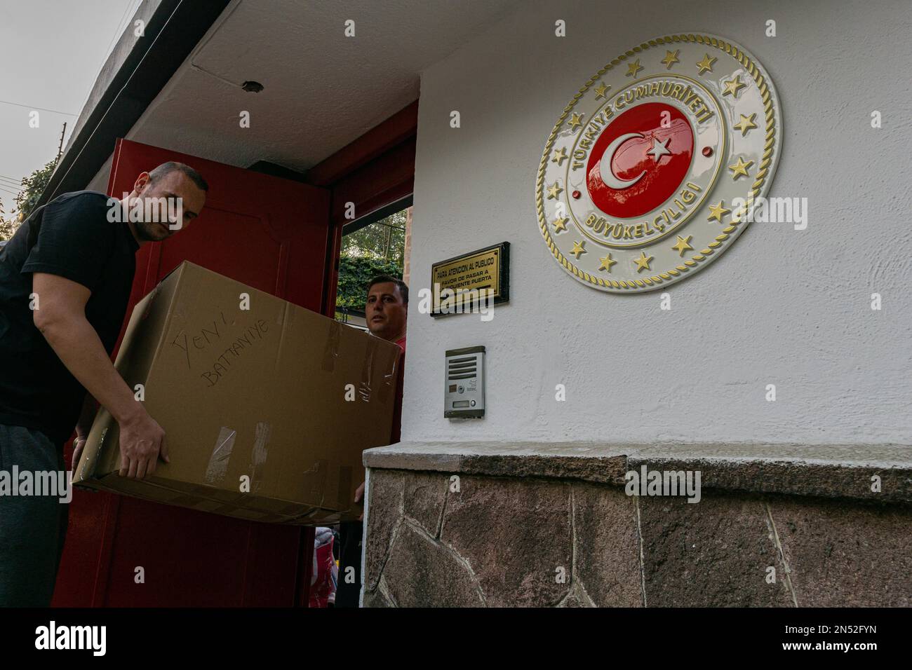 Non exclusif: 8 février 2023, Mexico, Mexique: Cet après-midi, des centaines de personnes ont assisté à l'Ambassade de Turquie dans le but d'aider et de giv Banque D'Images