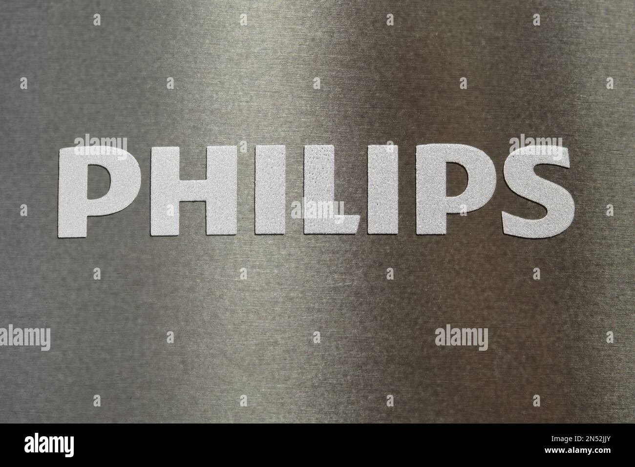 Prague, République Tchèque - 8 février 2023 : gros plan du logo de la société Philips sur une bouilloire métallique Banque D'Images