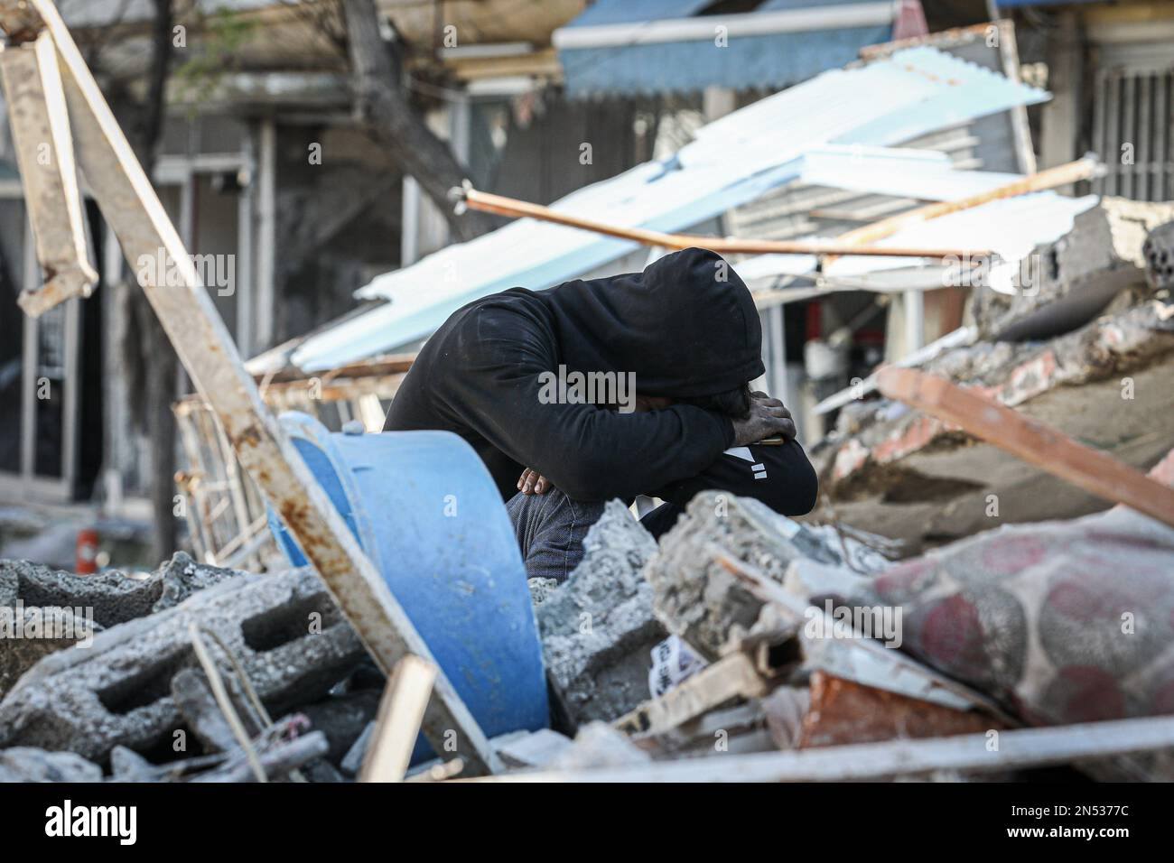 Hatay, Turquie. 08th févr. 2023. Une personne pleure la mort de ses proches. La Turquie a connu le plus grand tremblement de terre de ce siècle dans la région frontalière avec la Syrie. Le tremblement de terre a été mesuré à 7,7 amplitudes. (Photo de Tunahan Turhan/SOPA Images/Sipa USA) crédit: SIPA USA/Alay Live News Banque D'Images