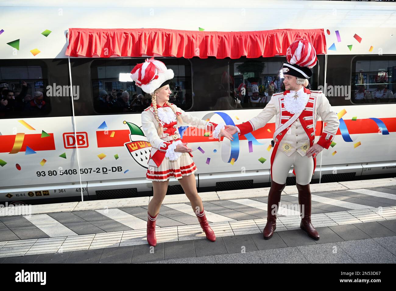 Cologne, Allemagne. 08th févr. 2023. Le couple de danse de la fille du régiment de Cologne Prinzen-Garde Sandra Wüst et l'officier de danse Thomas Engel dansent sur la plate-forme au baptême de la première GLACE 3 Neo sur le nom 'Rhénanie' à temps pour 200 ans de Carnaval de Cologne crédit: Horst Galuschka/dpa/Alay Live News Banque D'Images