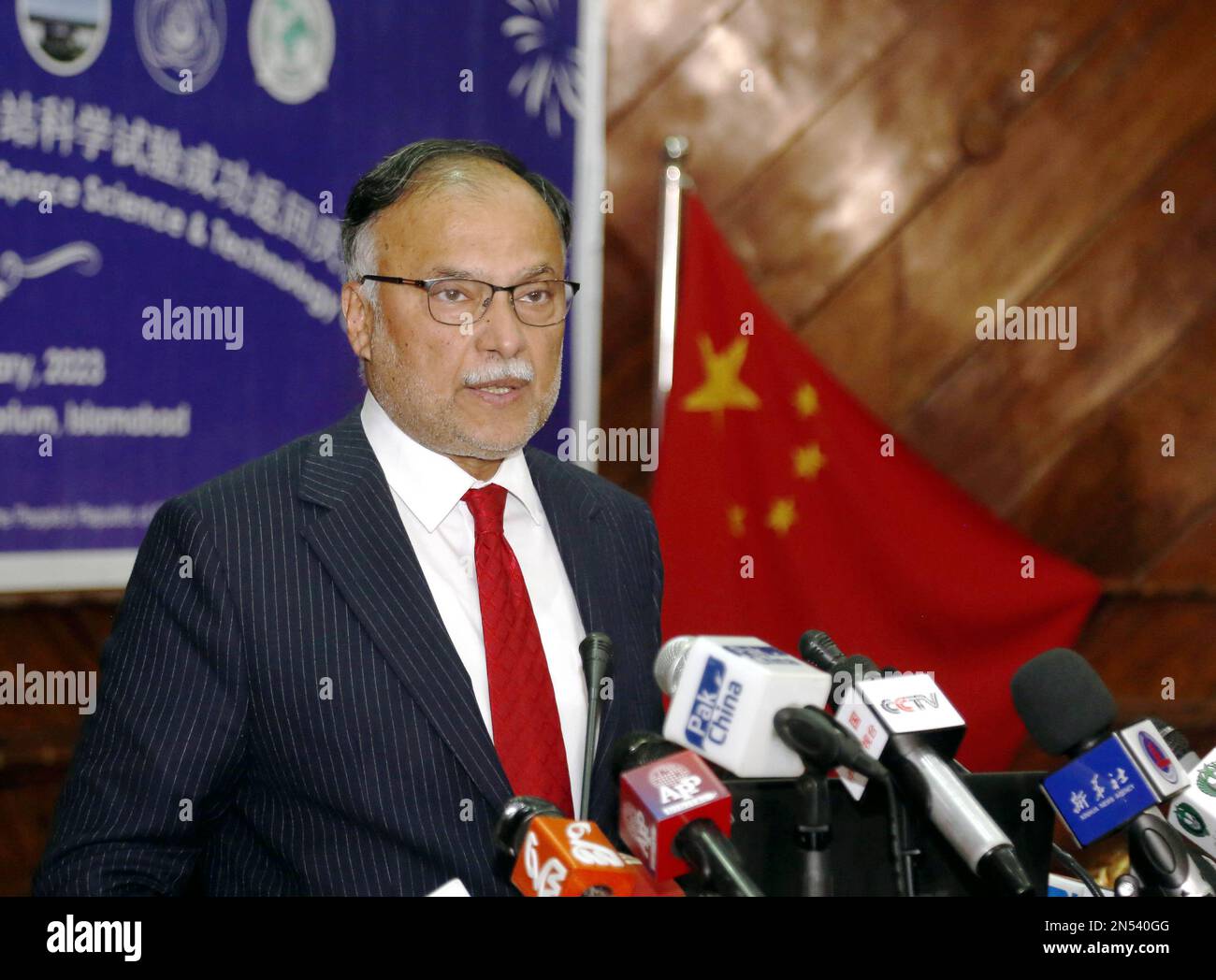 (230209) -- ISLAMABAD, 9 février 2023 (Xinhua) -- le ministre pakistanais de la planification, du développement et des initiatives spéciales Ahsan Iqbal s'exprime lors de l'événement "célébration du retour des semences pakistanaises de la station spatiale chinoise" à Islamabad, capitale du Pakistan, le 8 février 2023. La nouvelle phase de coopération entre le Pakistan et la Chine est d'une importance critique pour que le Pakistan puisse relever le défi de la sécurité alimentaire à l'avenir, a déclaré un ministre pakistanais. La Chine a aidé le Pakistan à apporter sept graines de plantes à la station spatiale chinoise pour la reproduction spatiale en les exposant au rayonnement cosmique et au microgr Banque D'Images