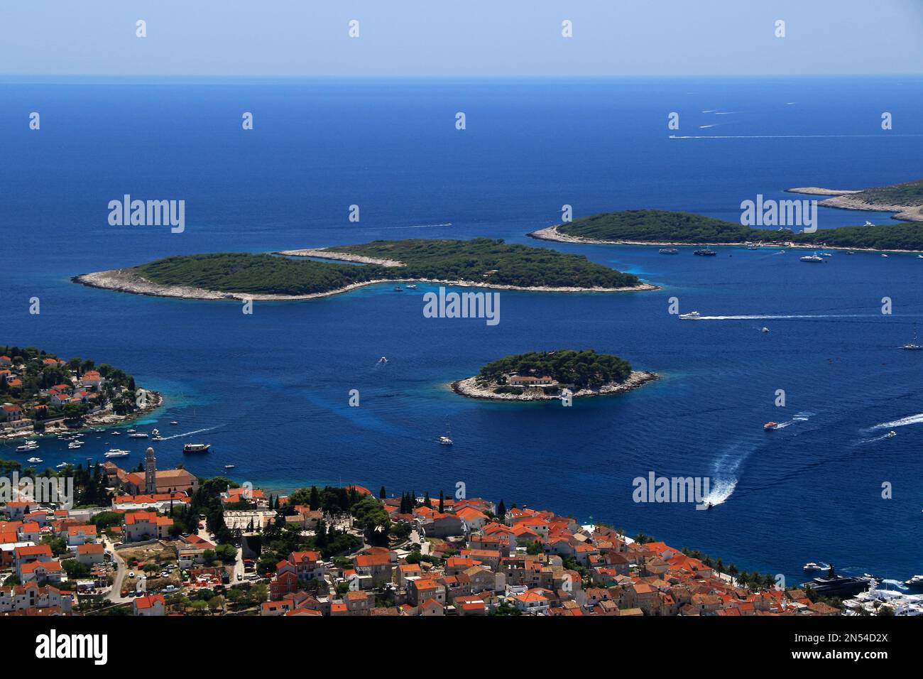 Vue sur les îles Paklinski depuis la forteresse Napoléon sur l'île de Hvar, en Croatie Banque D'Images Vue sur les îles Paklinski depuis la forteresse Napoléon sur l'île de Hvar, en Croatie Banque D'Images