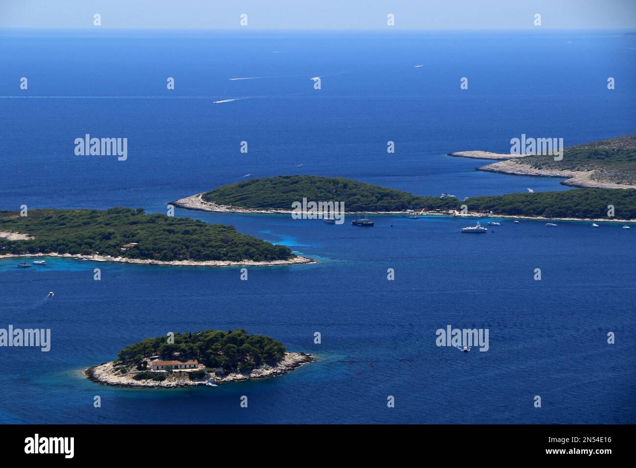 Vue sur les îles Paklinski depuis la forteresse Napoléon sur l'île de Hvar, en Croatie Banque D'Images Vue sur les îles Paklinski depuis la forteresse Napoléon sur l'île de Hvar, en Croatie Banque D'Images