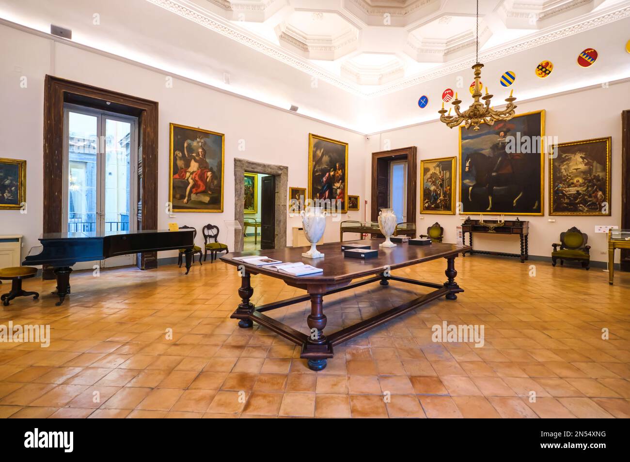 À l'étage de la chapelle qui abrite le célèbre tableau du Caravaggio, une collection éclectique d'œuvres de l'ancien Maître. Au Pio Monte della Misericordia Banque D'Images