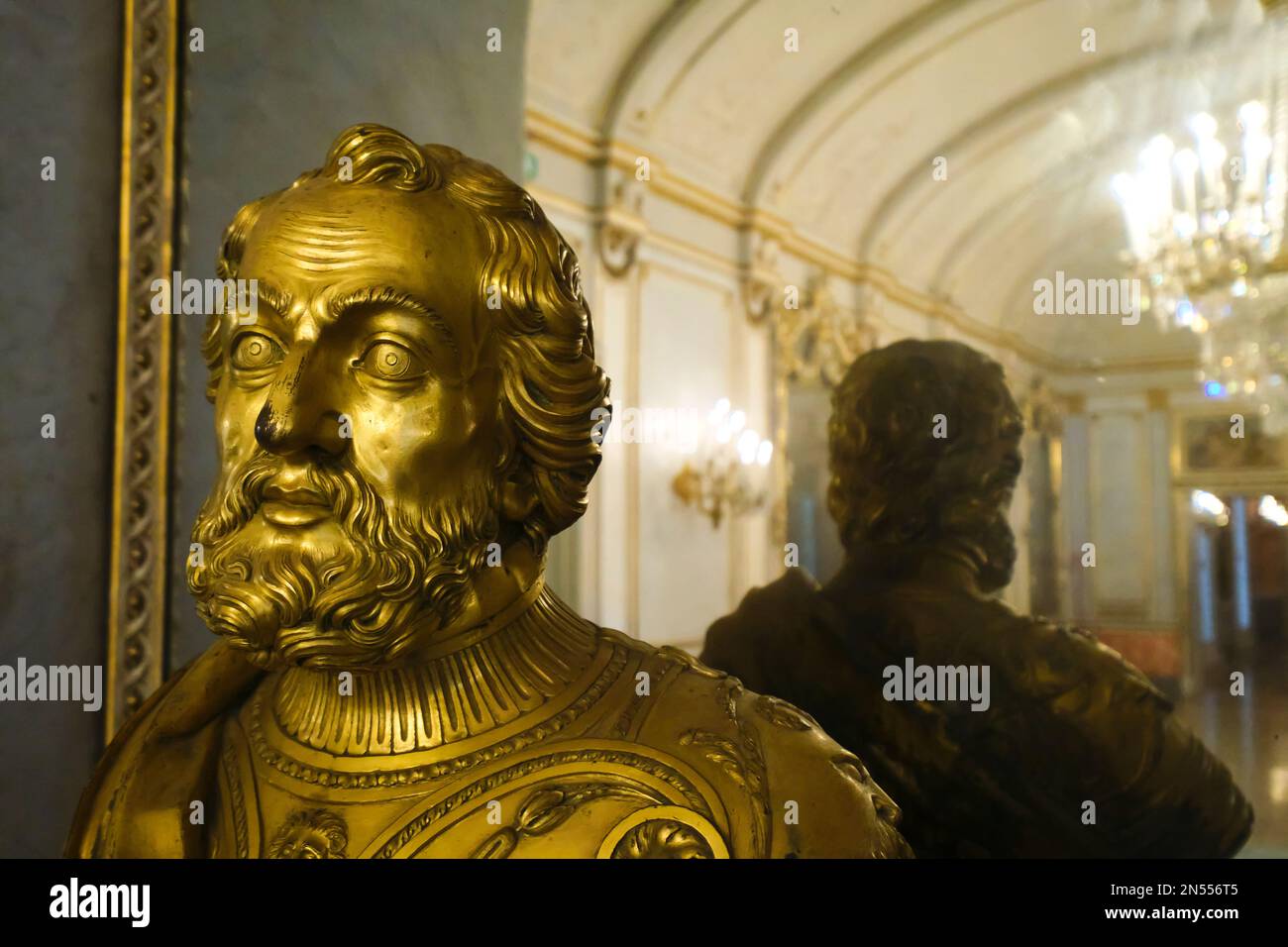 Un buste en or, sculpture de la tête d'un homme barbu devant un miroir. Au musée du manoir, Museo Pignatelli à Naples, Naples, Italie, Italie. Banque D'Images