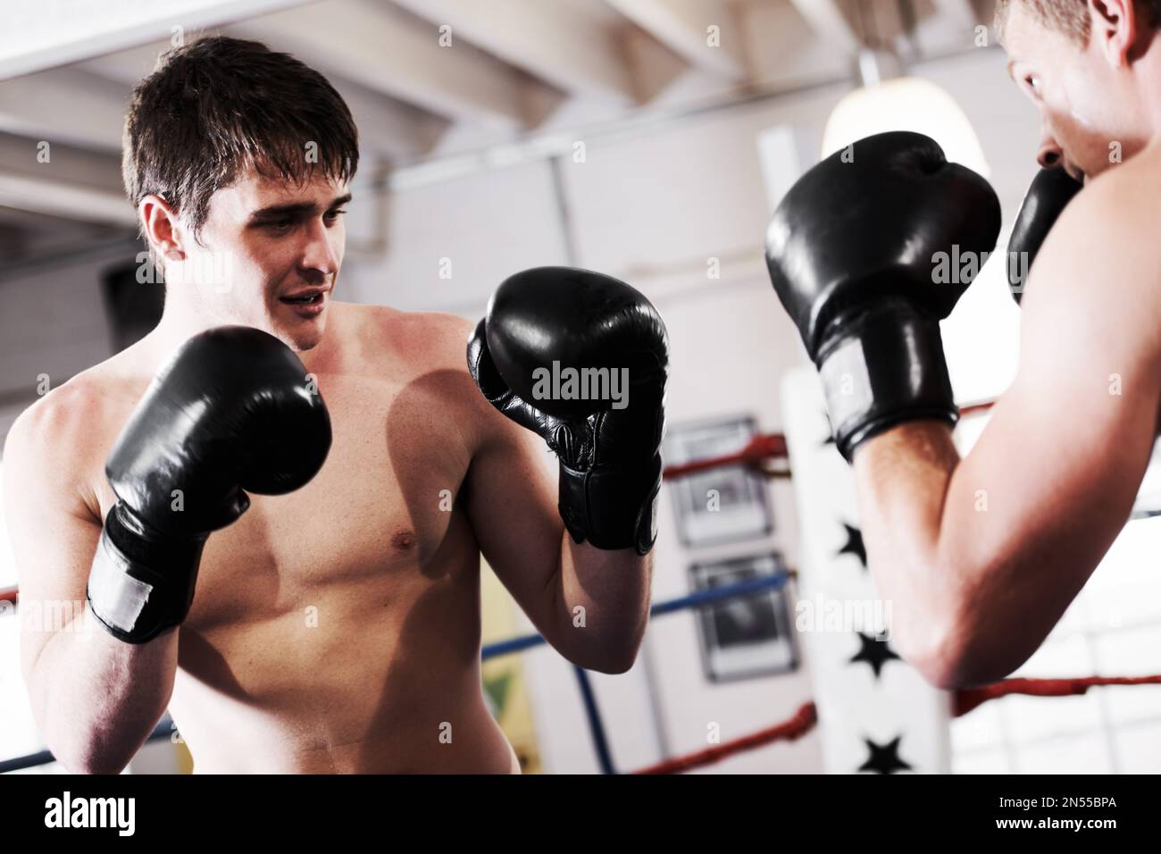 Se susporte. Deux jeunes boxeurs la combattent sur le ring. Banque D'Images