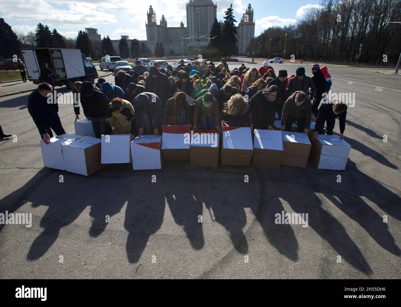 Protesters prepare to hold up cardboard boxes with the portrait of U.S. President Barak Obama in Moscow, Russia, on Friday, March 28, 2014. The protesters gathered in Moscow to demonstrate against sanctions Obama’s government has set against Russia. (AP Photo/Ivan Sekretarev) Banque D'Images