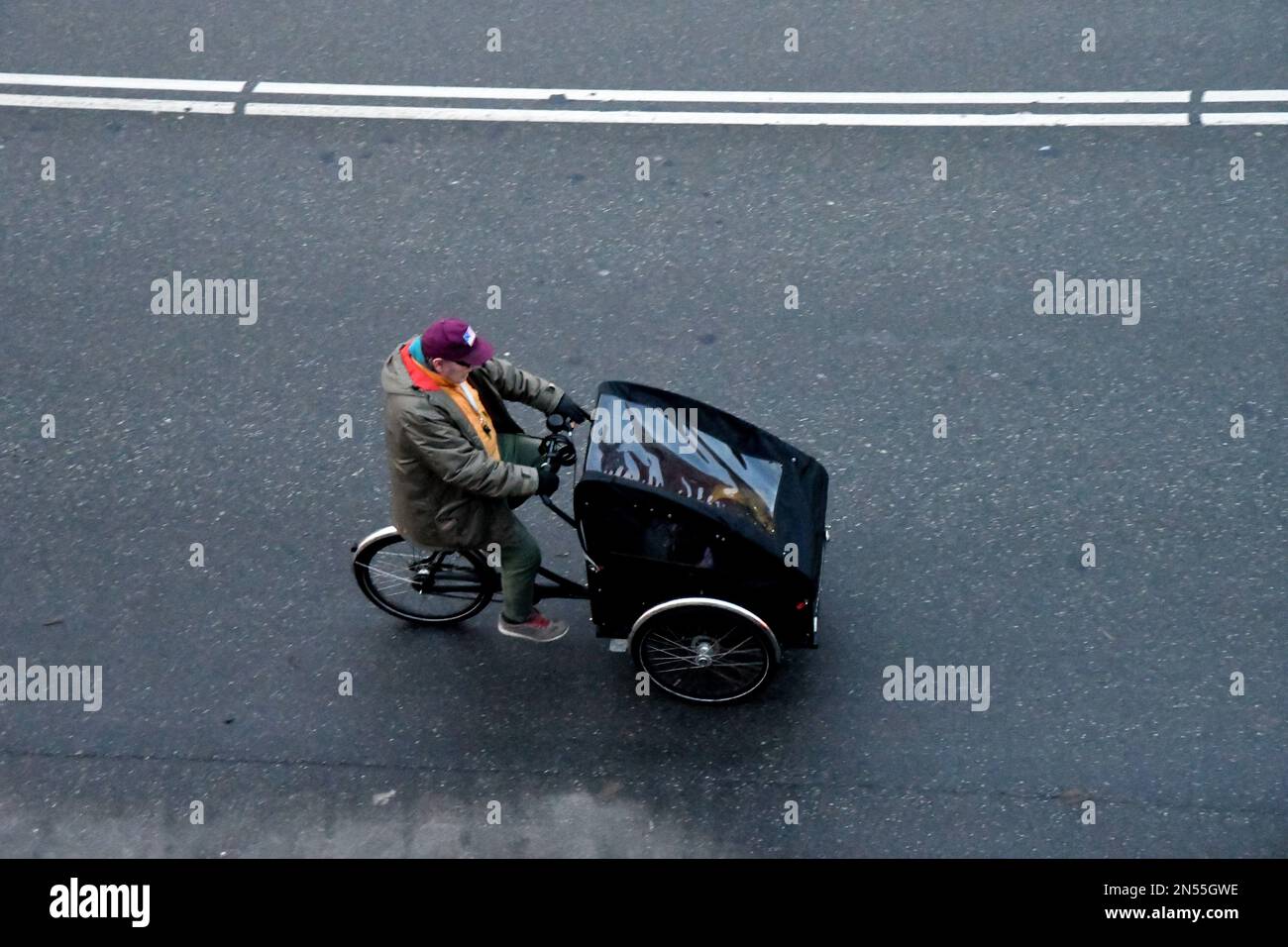 Kastrup/Copenhagen /Denmmark/09 Fleur 2023/Père lok après leur chidren transporter des enfants à des jardins d'enfants en vélo trois roues dans la capitale danoise.(photo.Francis Joseph Dean/Dean Pictures) Banque D'Images