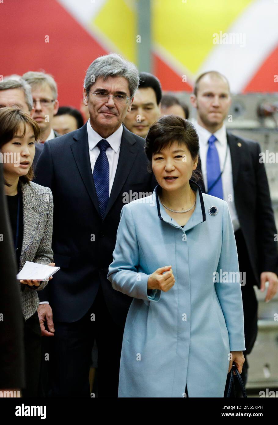 The President of South Korea Park Geun-hye, right, arrives with Siemens CEO Joe Kaeser, center, for a visit at Siemens gas turbine factory in Berlin, Germany, Thursday, March 27, 2014. Park Geun-hye stays for a three-day official visit in Germany. (AP Photo/Markus Schreiber) Banque D'Images