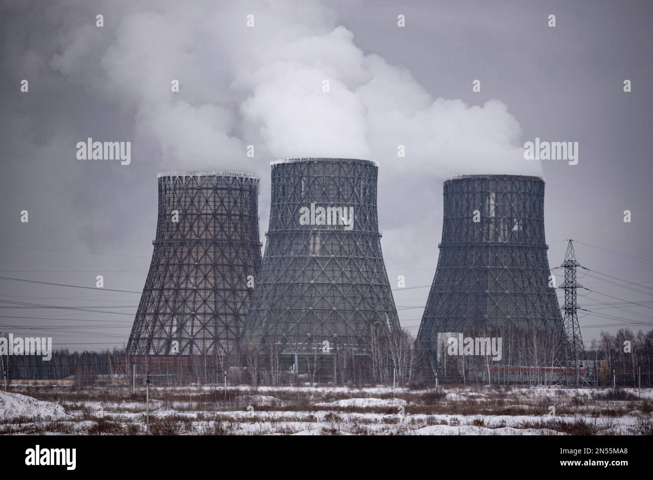 Les grandes chaudières d'une puissante centrale au charbon fument dans le ciel en hiver dans la ville de Novosibirsk. Banque D'Images