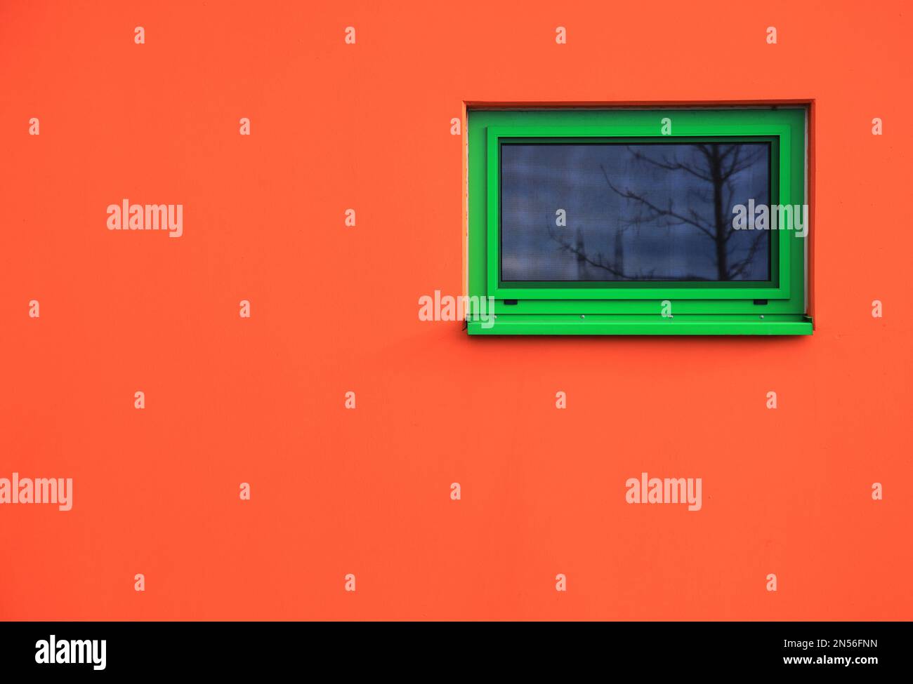 Architektur, Industriebau, Industriehalle mit orangefarbener Verkleidung und grünes Fenster / Architecture, bâtiment industriel, salle industrielle WIT Banque D'Images