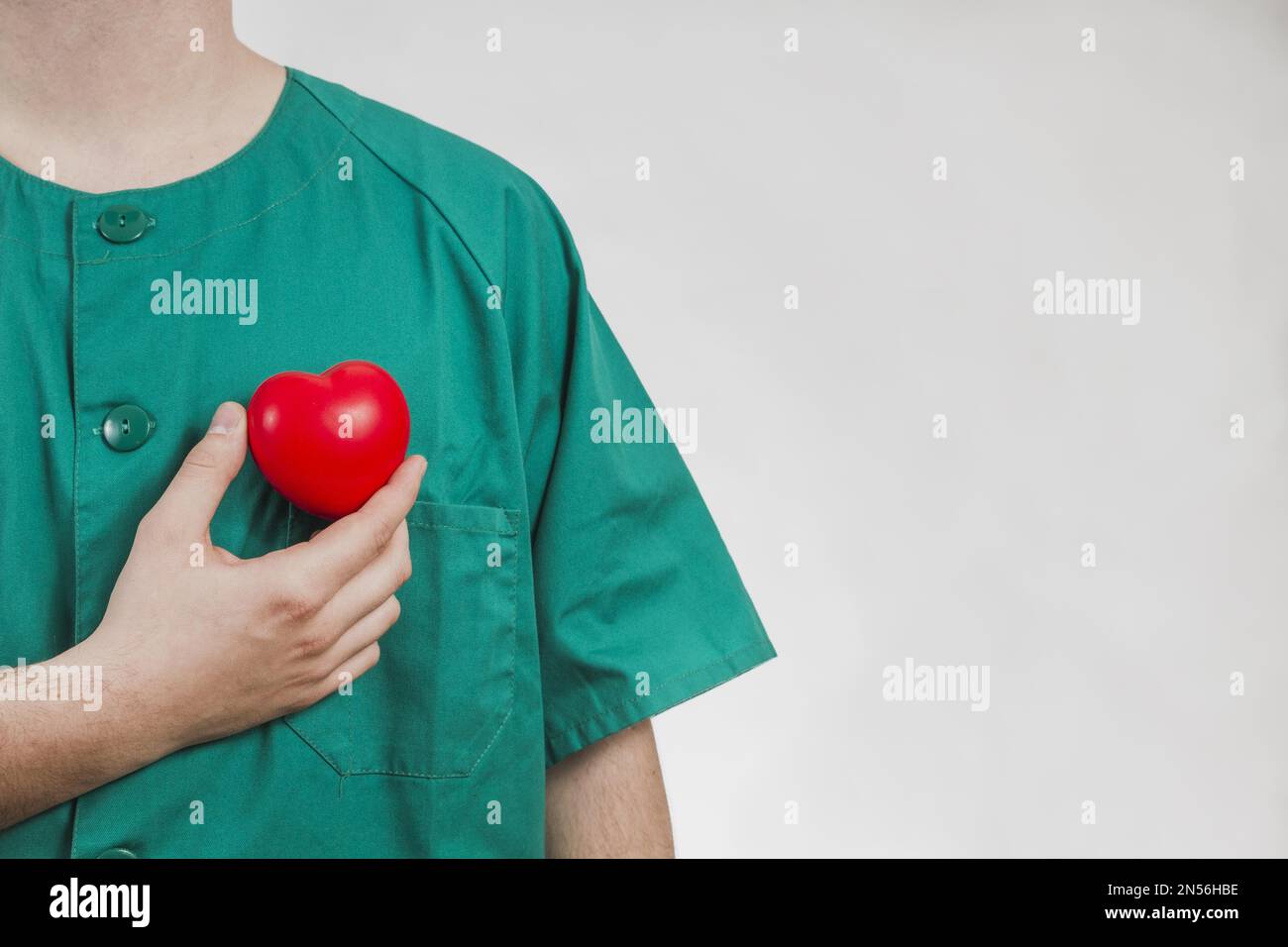 infirmière montrant le coeur en plastique . Résolution et superbe photo de haute qualité Banque D'Images