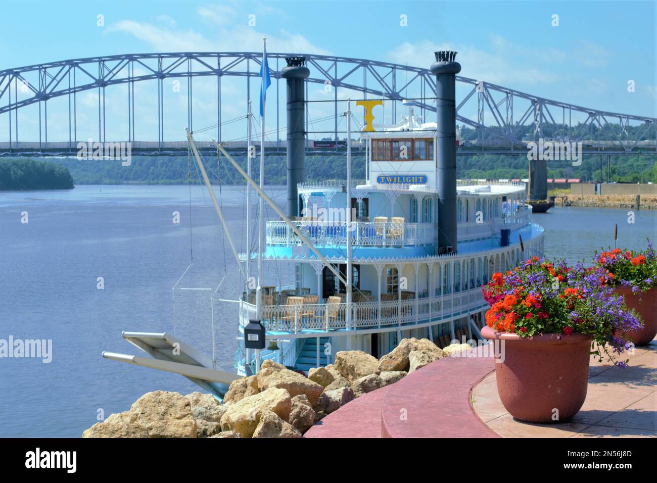 Un grand bateau à vapeur sur le fleuve Mississippi avec un pont en arrière-plan par une journée ensoleillée Banque D'Images