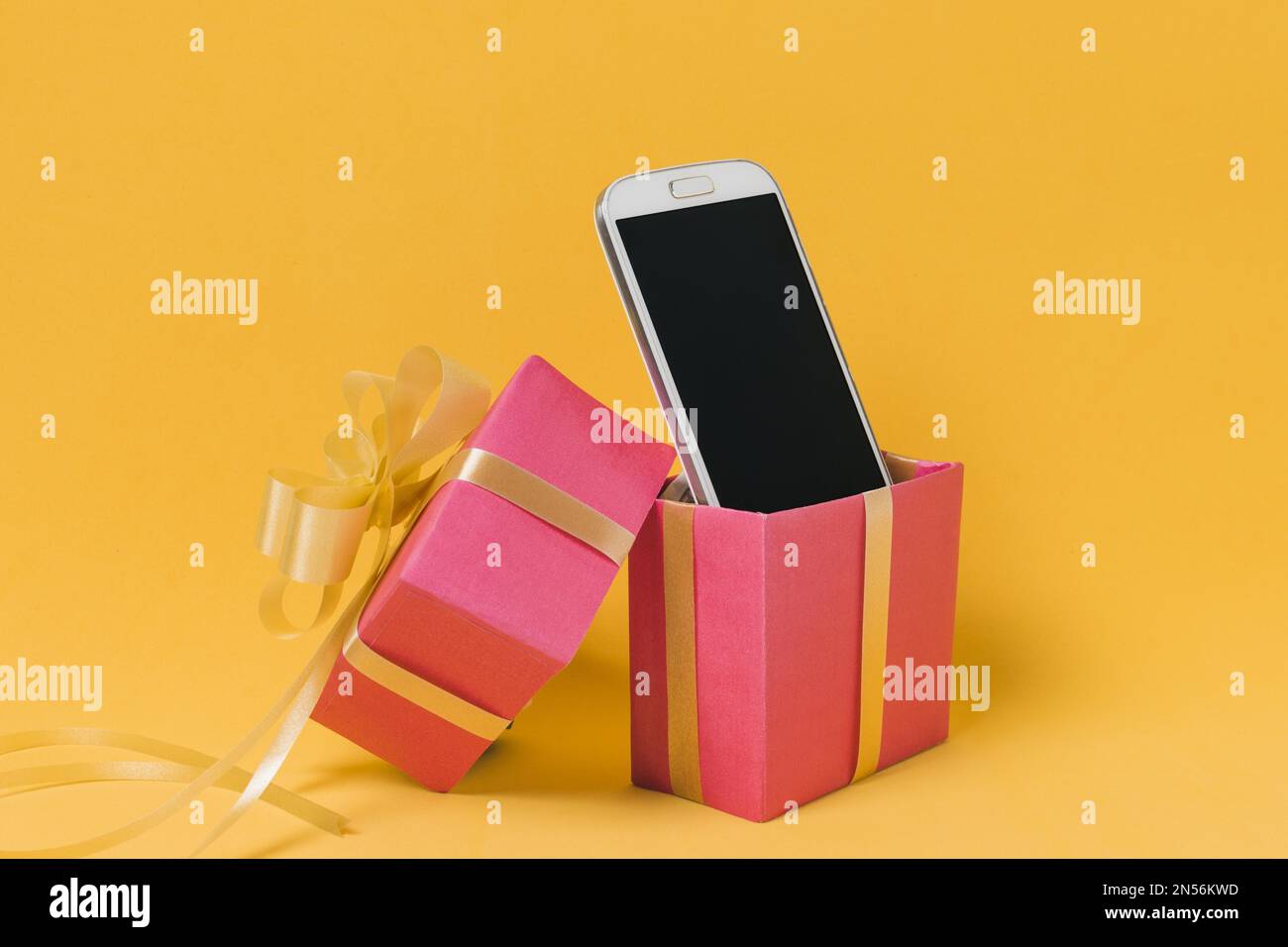 téléphone mobile avec écran vierge rose boîte cadeau . Résolution et superbe photo de haute qualité Banque D'Images
