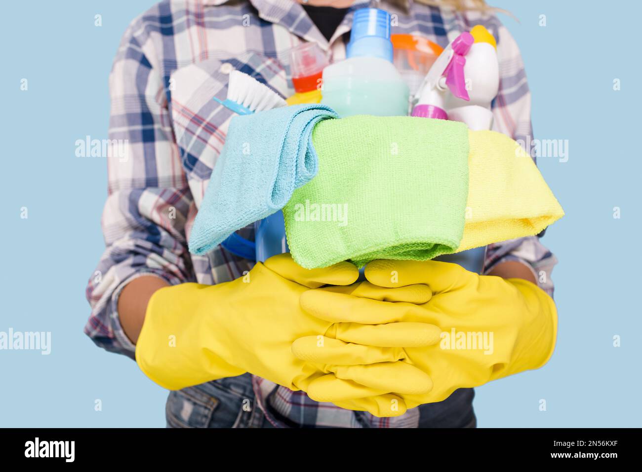 seau de maintien du nettoyeur de la section centrale avec produits de nettoyage portant des gants jaunes . Résolution et superbe photo de haute qualité Banque D'Images