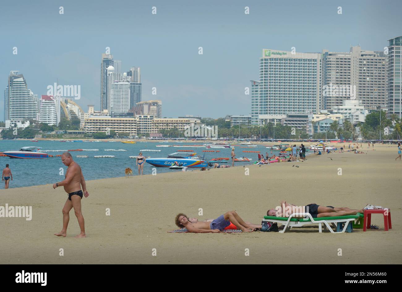 Les touristes à prendre le soleil sur la plage de Pattaya Thaïlande Banque D'Images