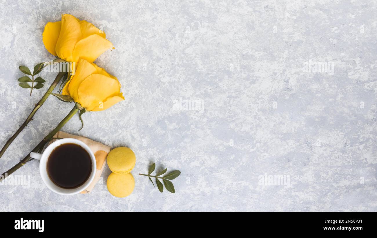 fleurs de rose avec macarons tasse de café. Résolution et superbe photo de haute qualité Banque D'Images