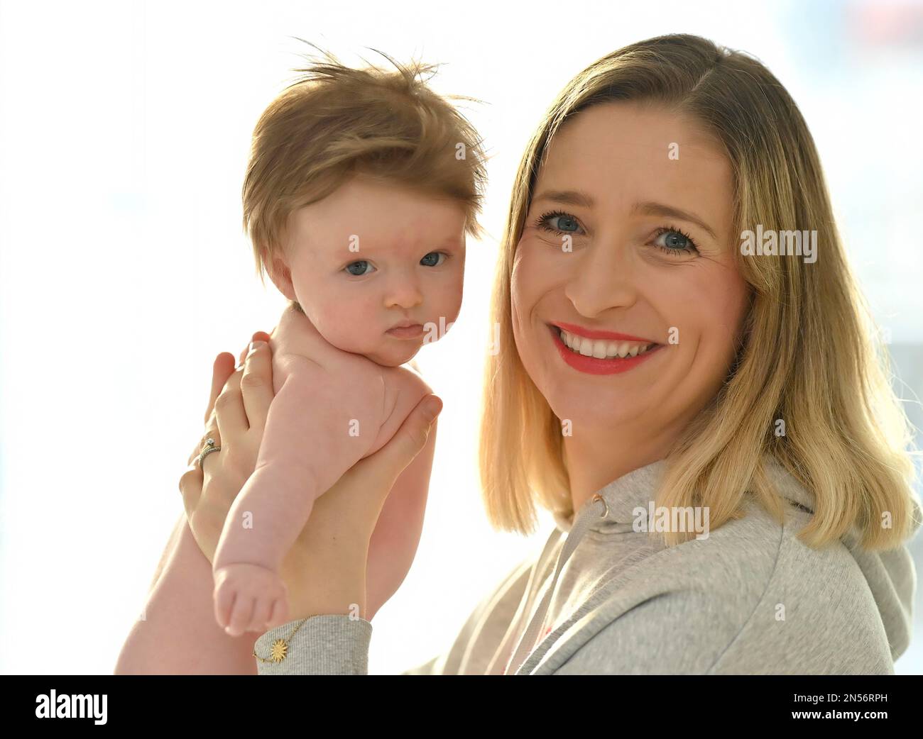 Mère avec bébé, fille, 3 mois, Bade-Wurtemberg, Allemagne Banque D'Images